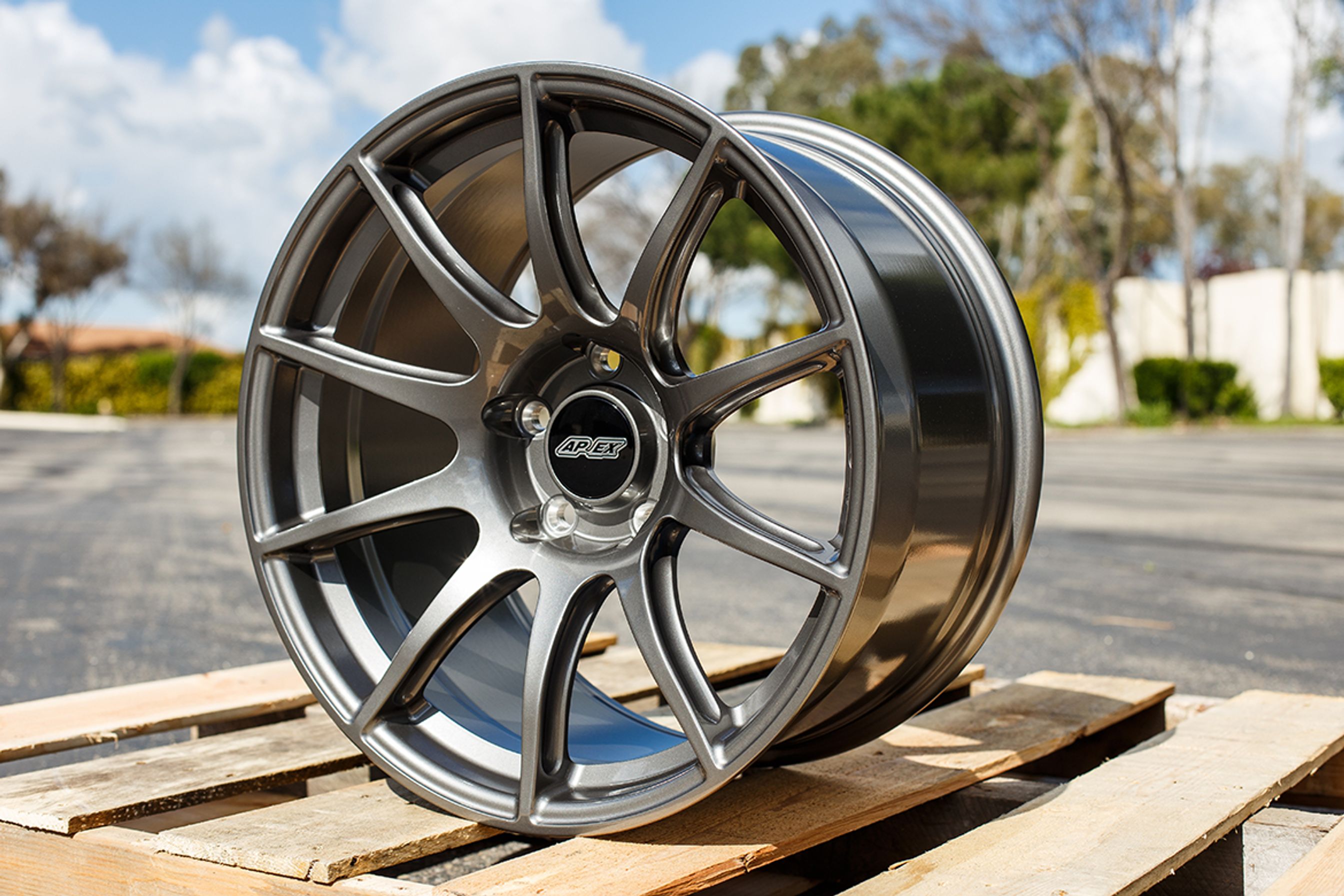 White Porsche 911 997 Carrera S with 18" SM-10 Apex wheels in Anthracite