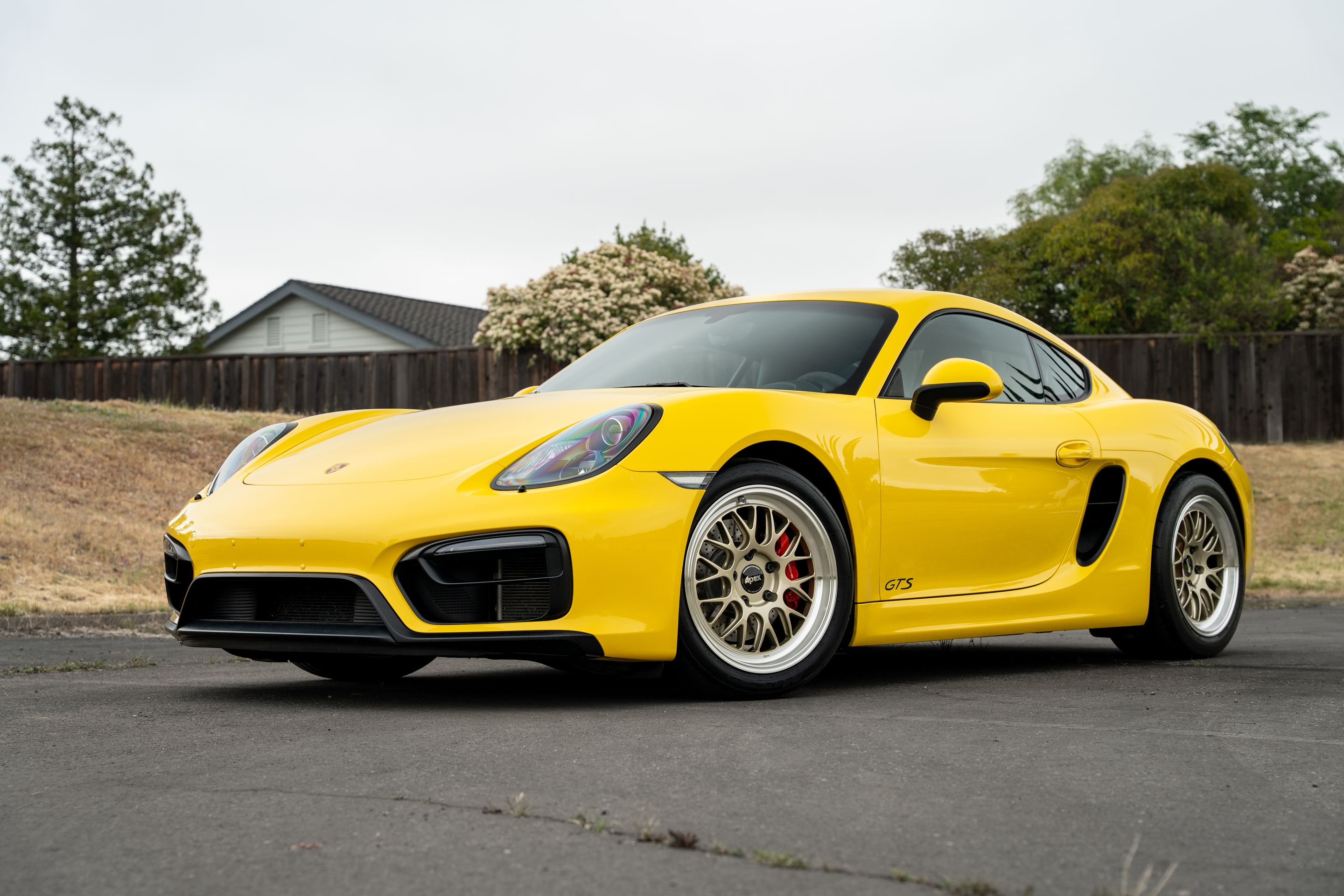 Yellow Porsche 981 Cayman GTS with 18" ML-10RT Apex wheels in Machined Lip Gloss Motorsport Gold