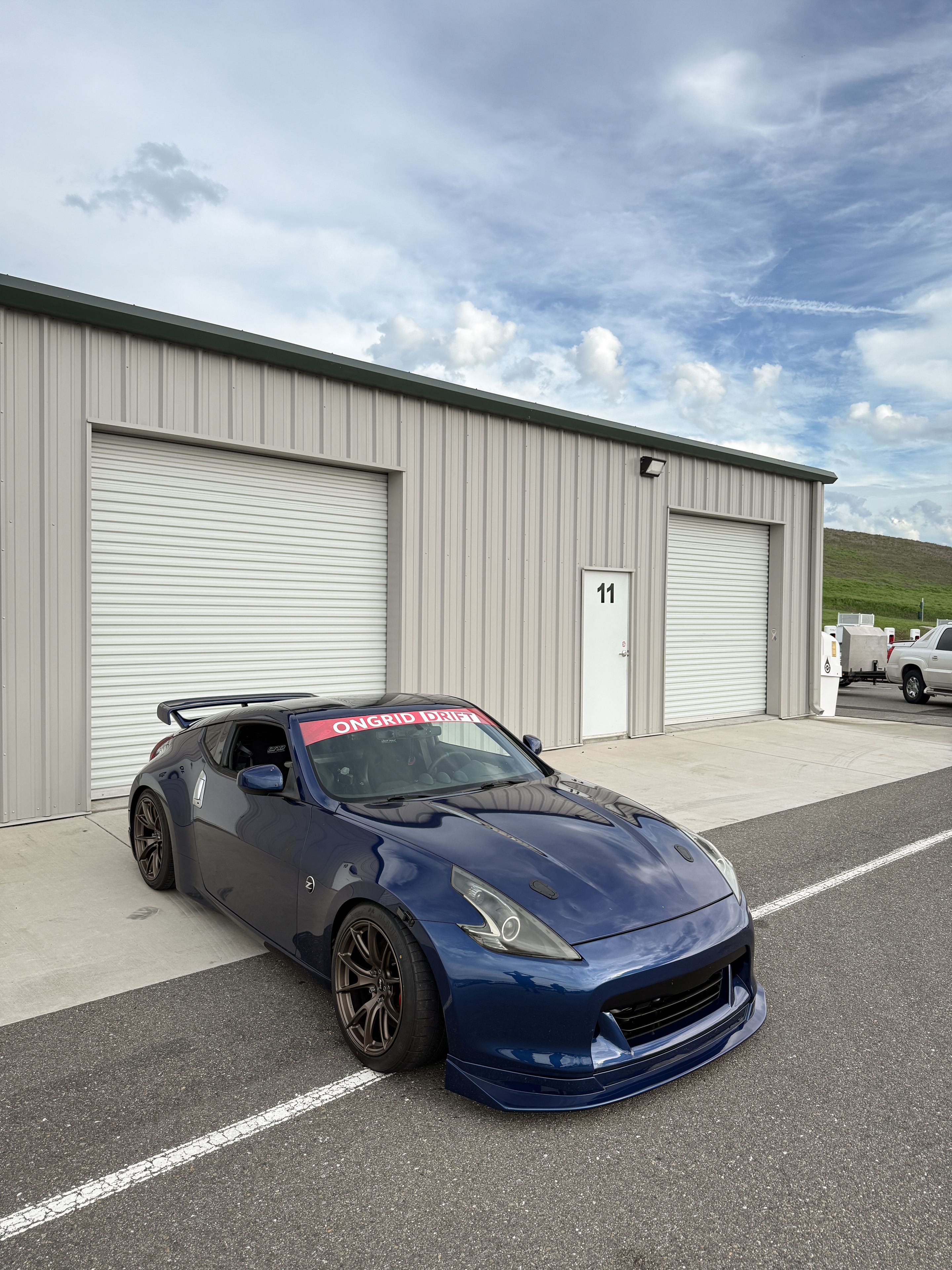 Blue Nissan 370Z with 18" VS-5 Apex wheels in Satin Bronze