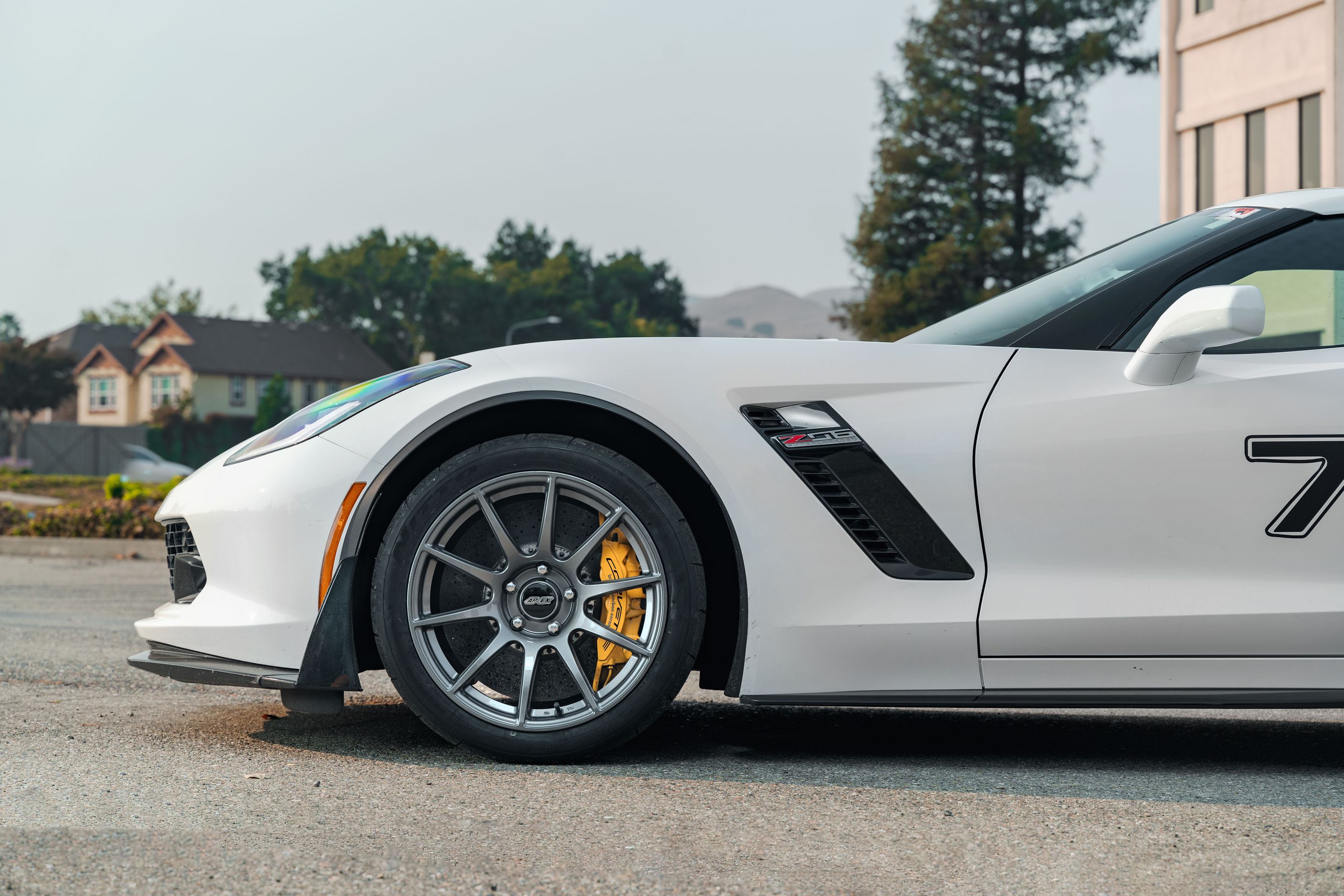 White Chevrolet C7 Corvette Z06 with 18" SM-10 Apex wheels in Anthracite