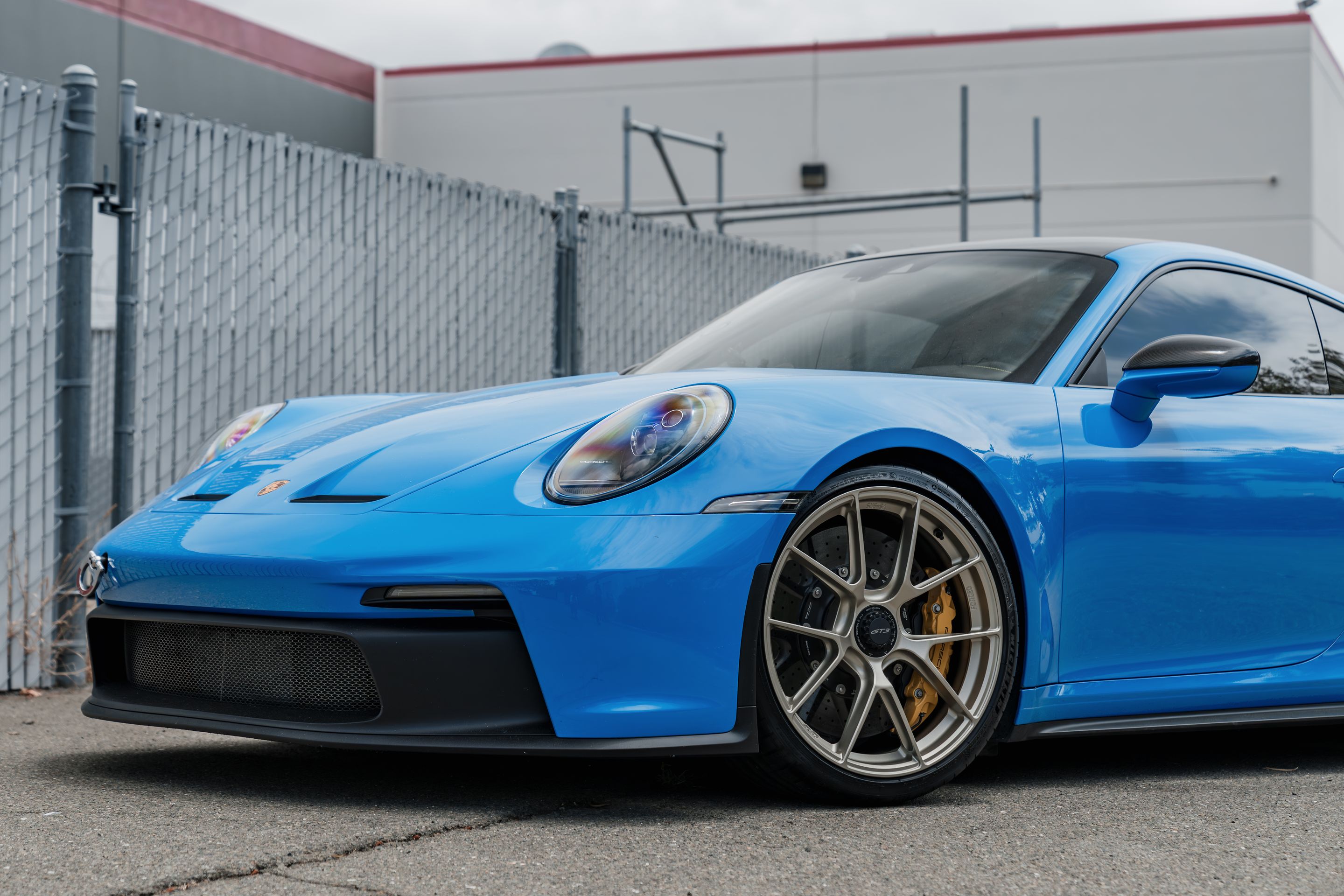 Blue Porsche 911 992.1 GT3 with 20" VS-5RS Apex wheels in Motorsport Gold