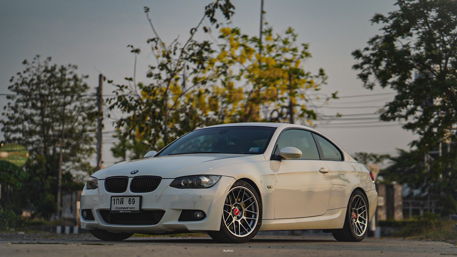 White BMW E92 Coupe 3 Series with 18" ARC-8 Apex wheels in Hyper Black
