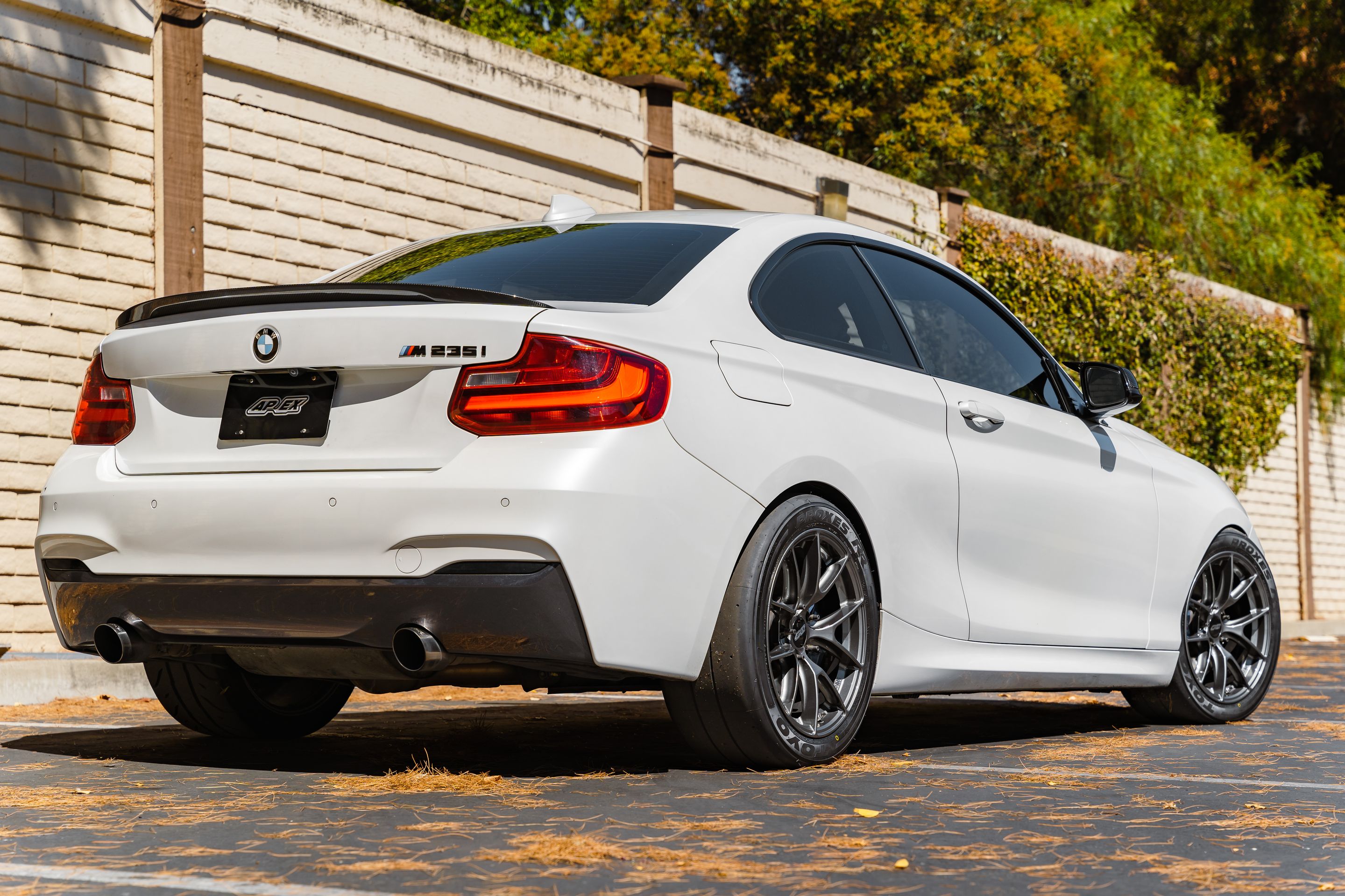 White BMW F22 Coupe 2 Series with 17" VS-5RS Apex wheels in Anthracite