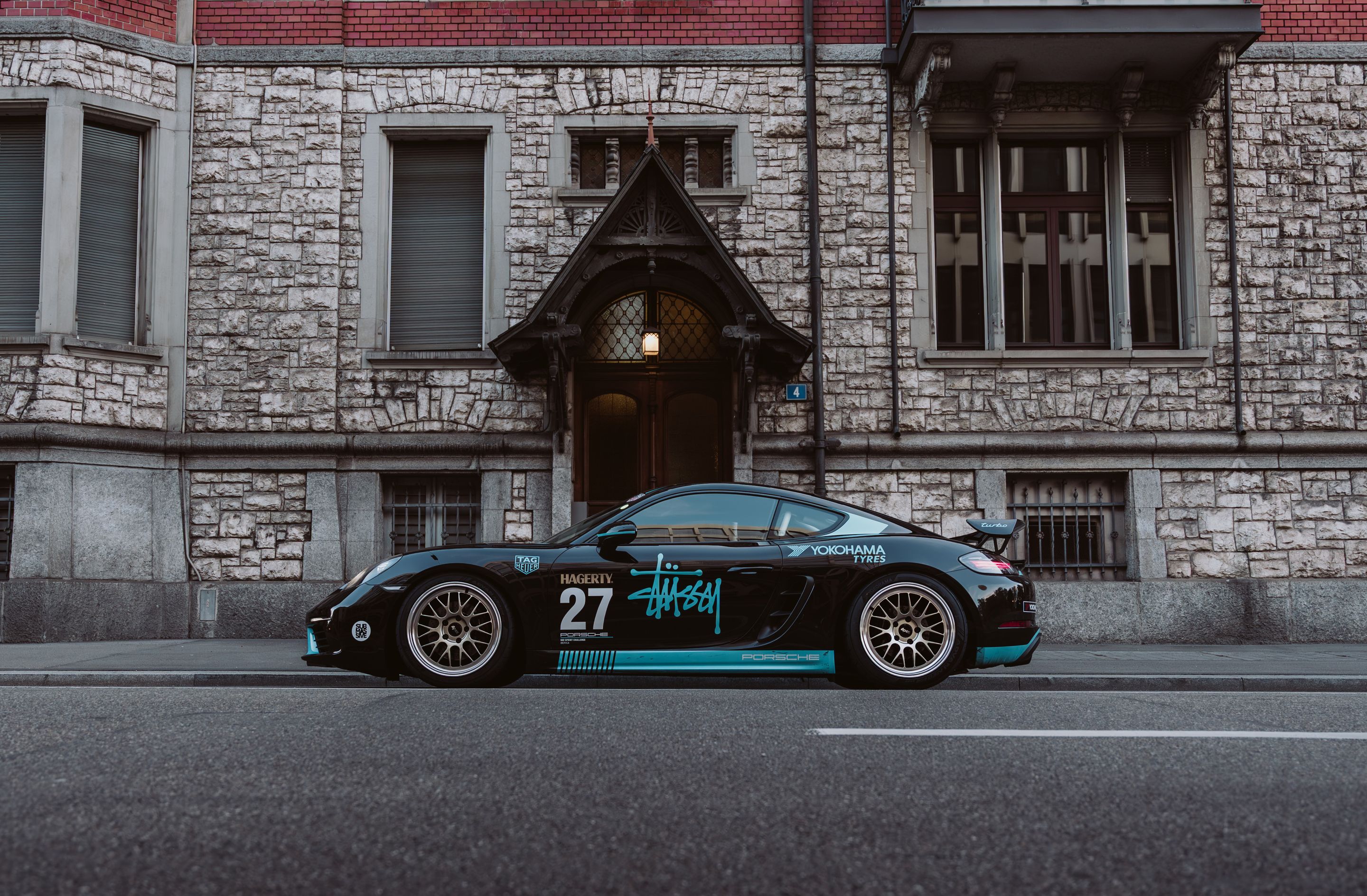 Black Porsche 718 Cayman Base with 19" ML-10RT Apex wheels in Machined Lip Gloss Motorsport Gold