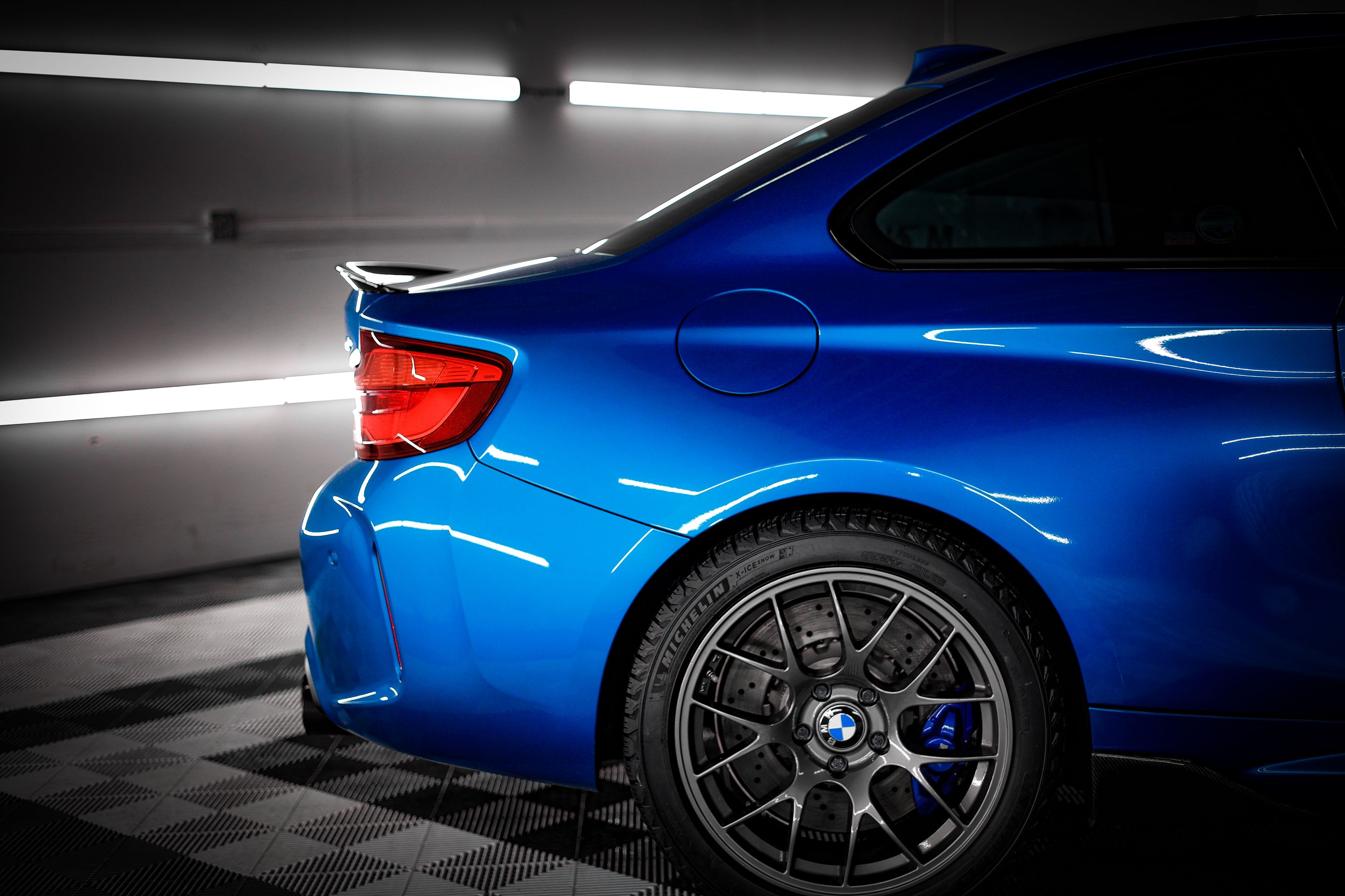 Blue BMW F87 M2 with 18" EC-7 Apex wheels in Anthracite