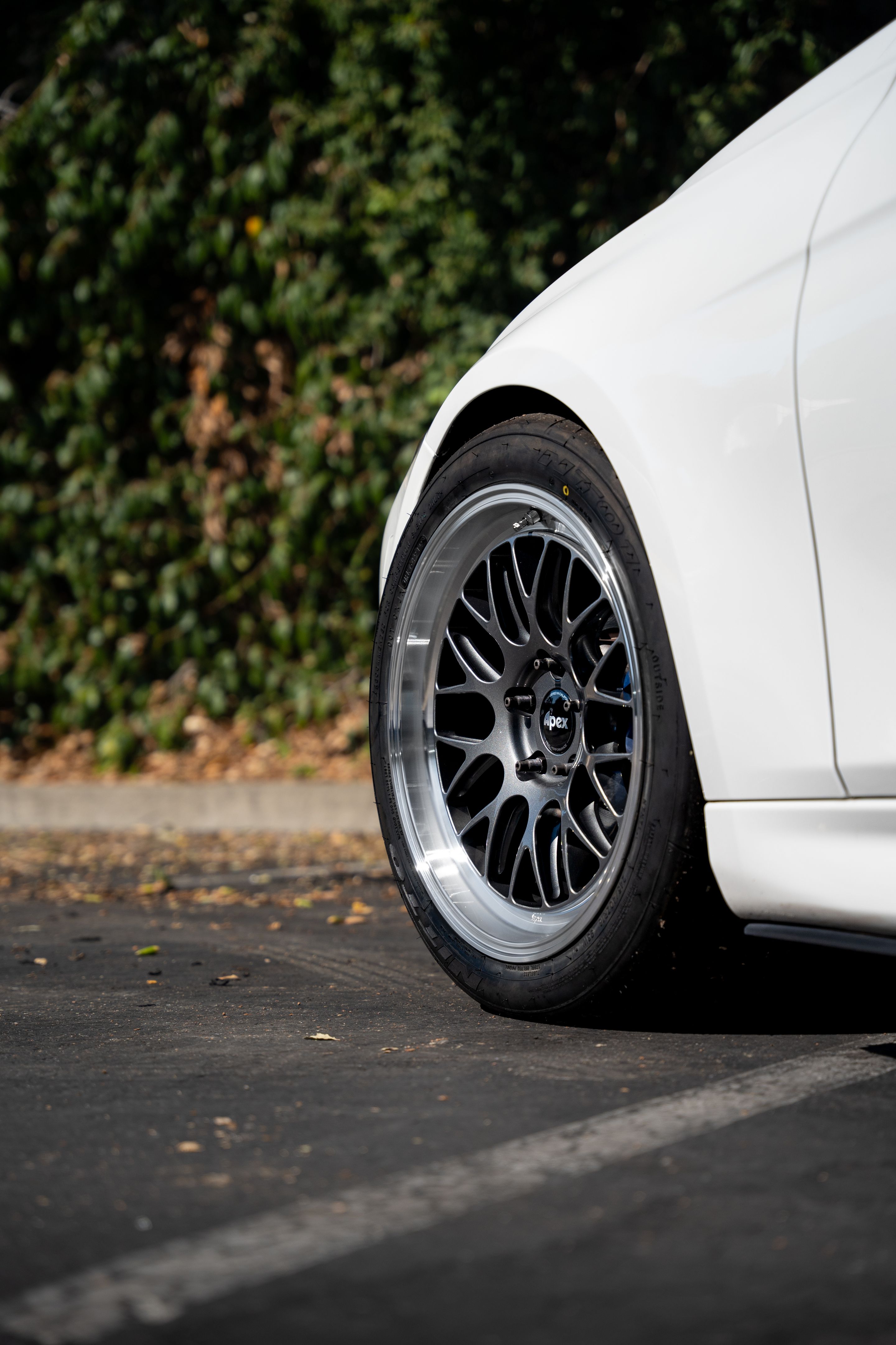 White BMW F31 Wagon 3 Series with 18" ML-10RT Apex wheels in Machined Lip Anthracite
