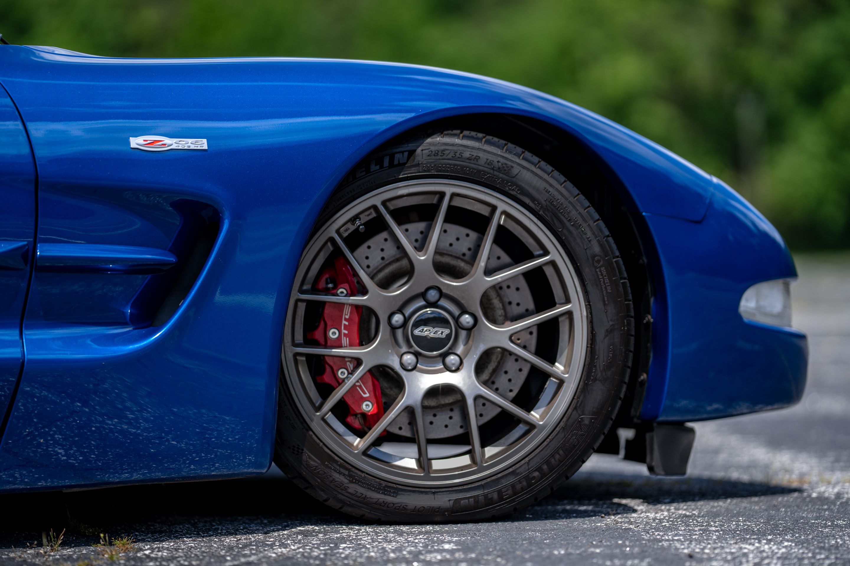 Blue Chevrolet C5 Corvette Z06 with 18" EC-7 Apex wheels in Anthracite