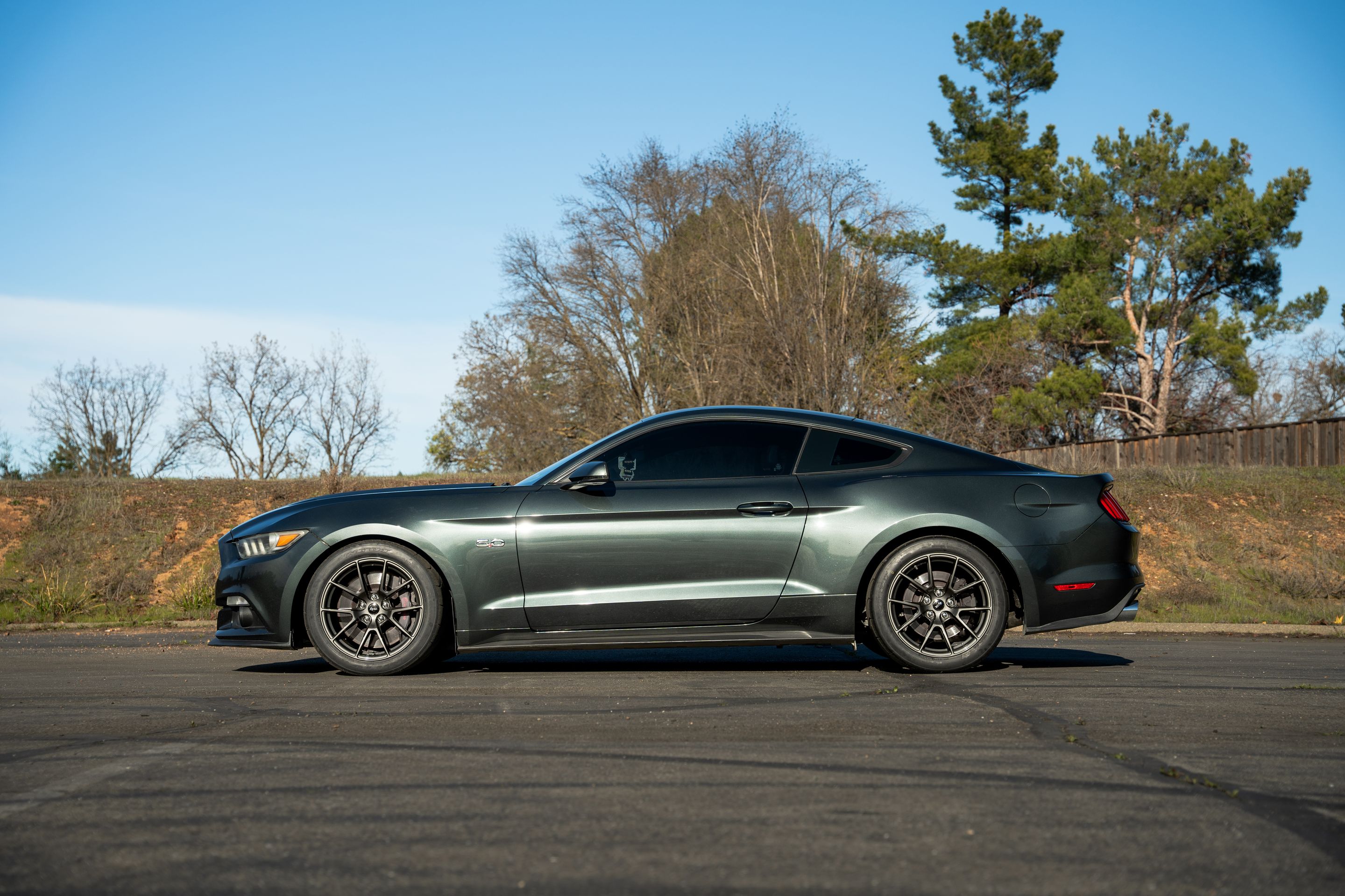 Green Ford S550 Mustang GT with 18" VS-5 Apex wheels in Anthracite