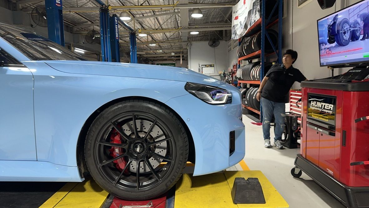 Blue BMW G87 M2 with 19"/20" SM-10RS Apex wheels in Satin Black