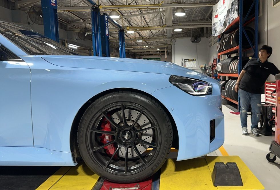 Blue BMW G87 M2 with 19"/20" SM-10RS Apex wheels in Satin Black