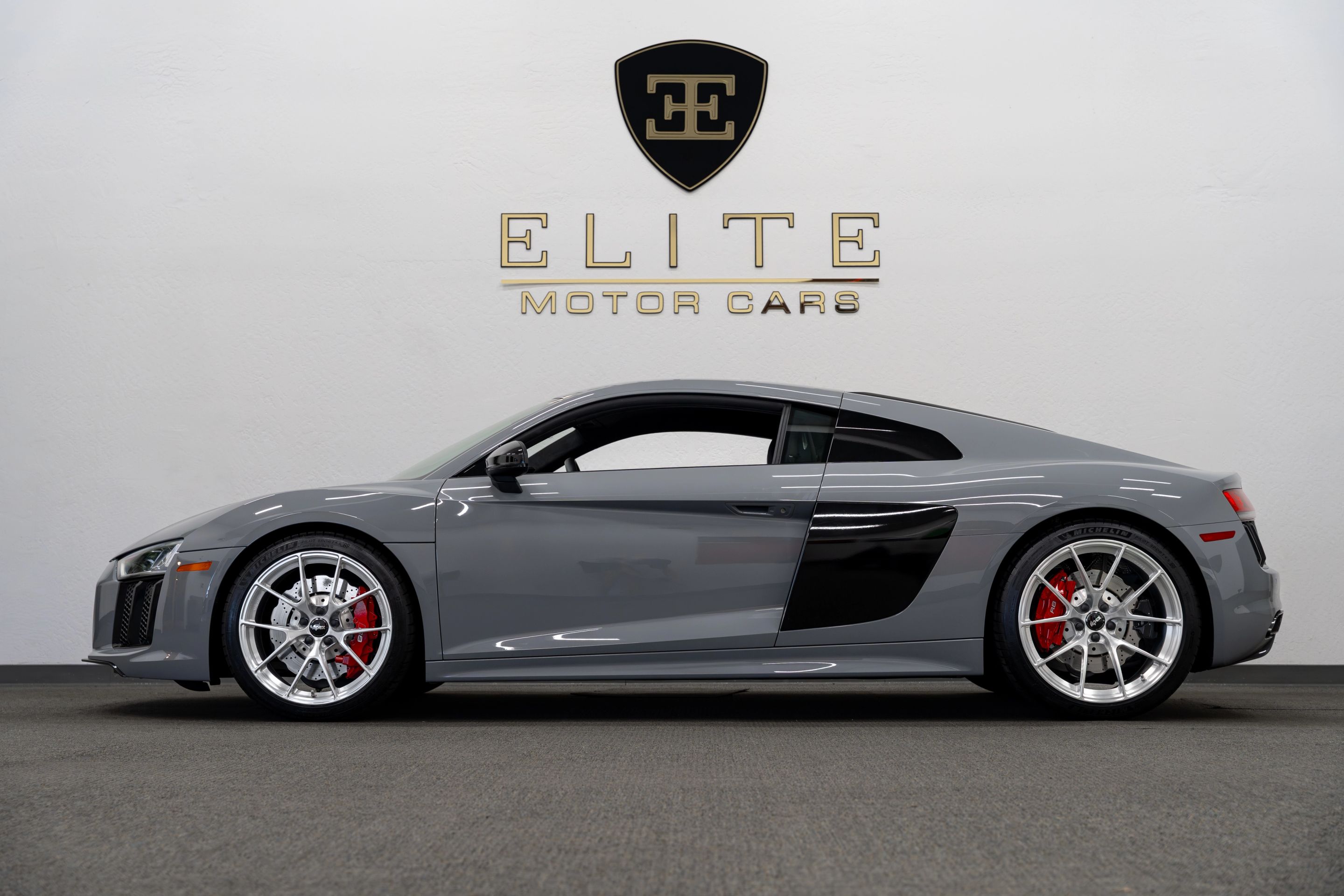 Grey Audi Gen 2 R8 with 19"/20" VS-5RS Apex wheels in Brushed Clear