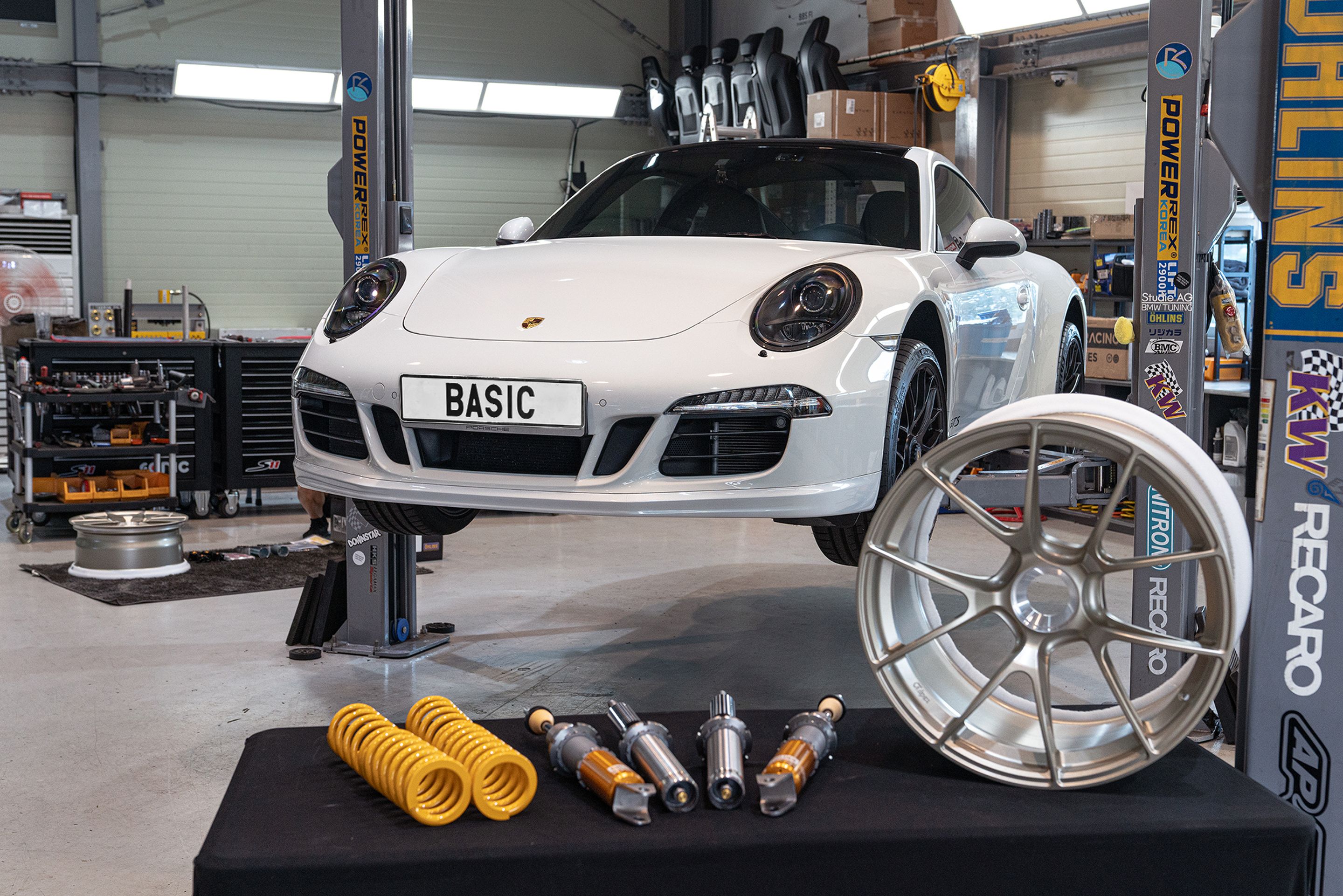 White Porsche 911 991.1 Carrera GTS with 20" VS-5RS Apex wheels in Motorsport Gold