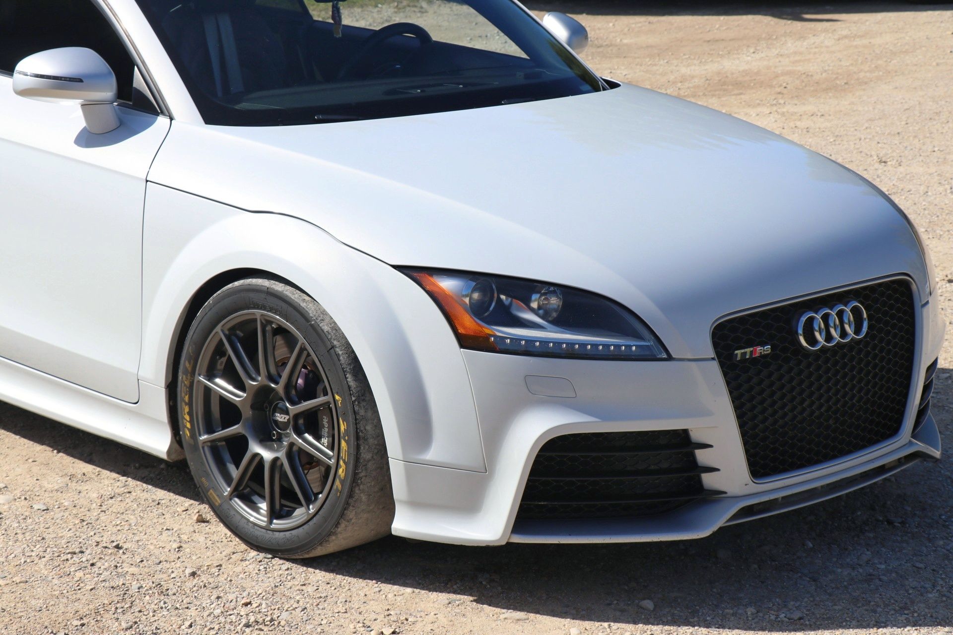 White Audi 8J TT RS with 18" SM-10 Apex wheels in Anthracite