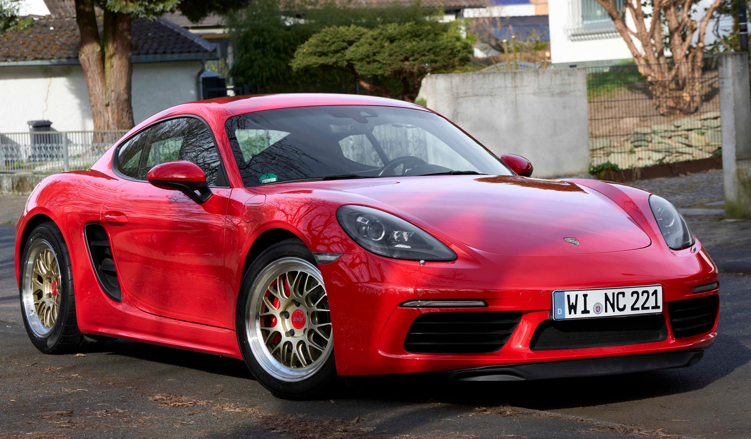 Red Porsche 718 Cayman S with 18" ML-10RT Apex wheels in Machined Lip Gloss Motorsport Gold