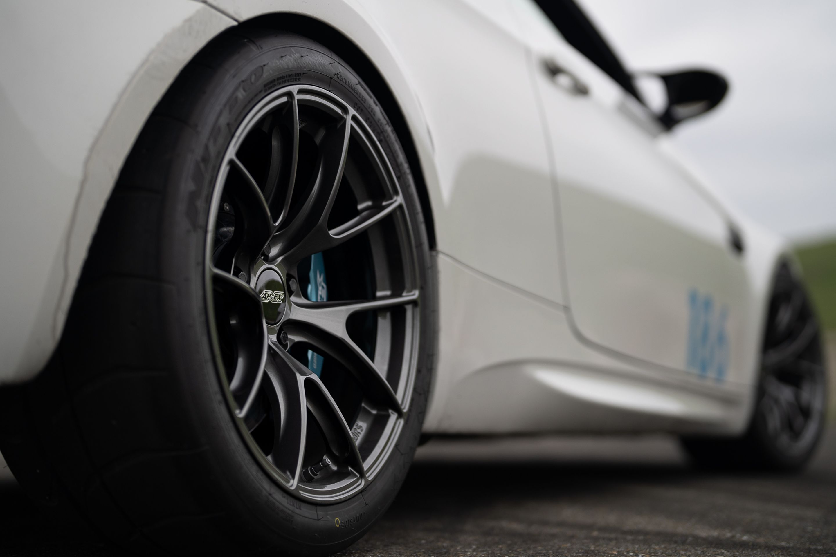 White BMW E92 Coupe M3 with 18" VS-5RS Apex wheels in Anthracite