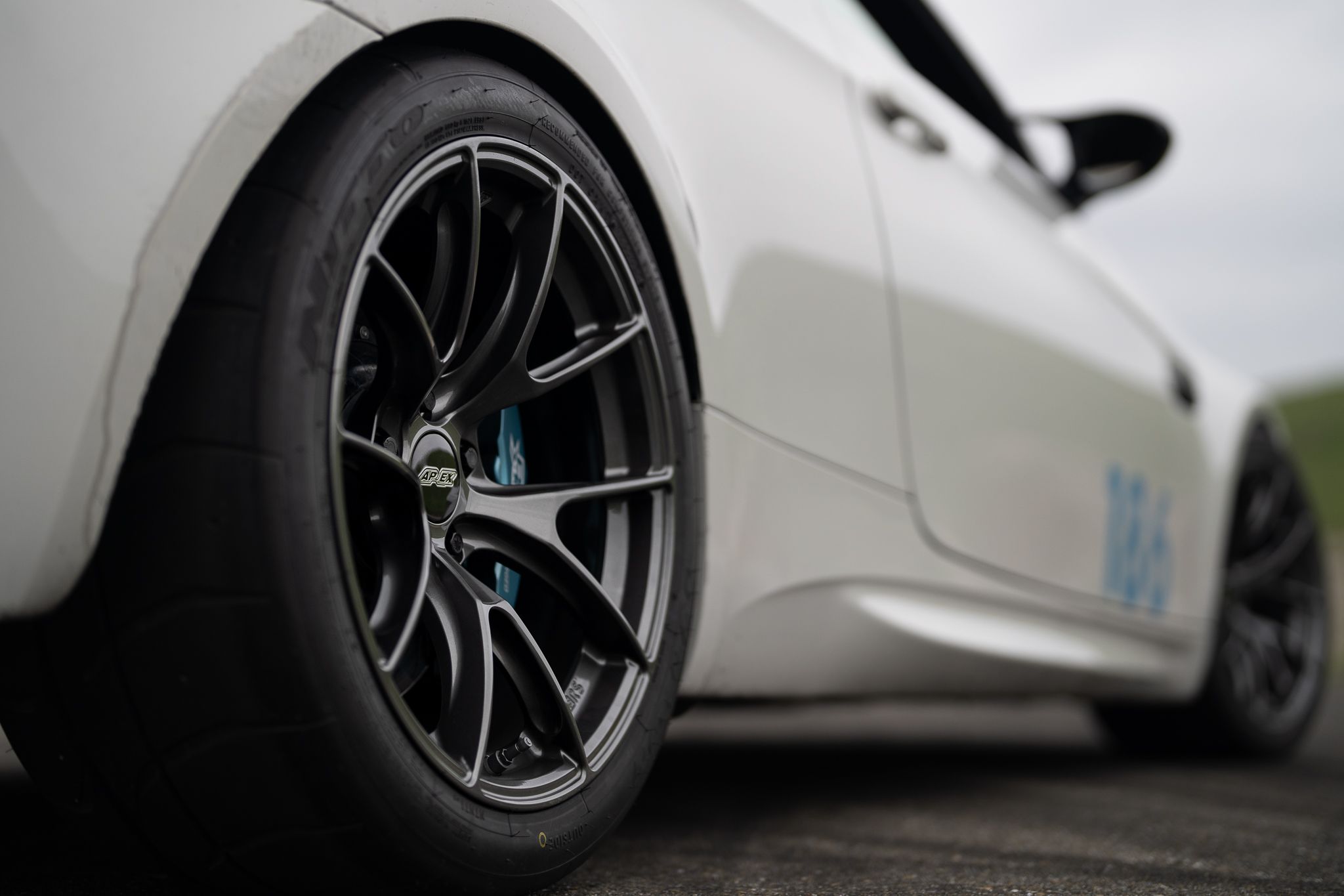 White BMW E92 Coupe M3 with 18" VS-5RS Apex wheels in Anthracite