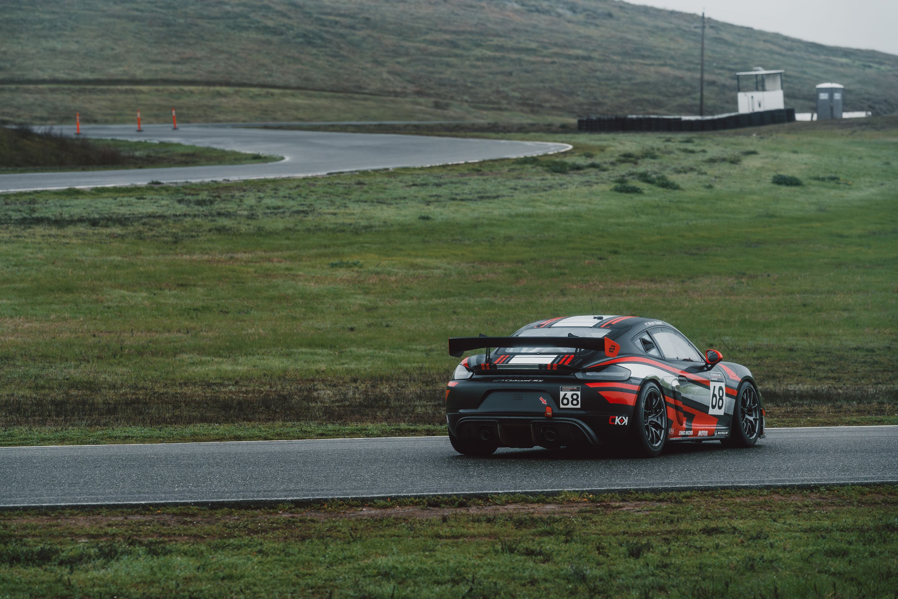 Black Porsche 718 Cayman GT4 Clubsport with 18" VS-5RE Apex wheels in Anthracite