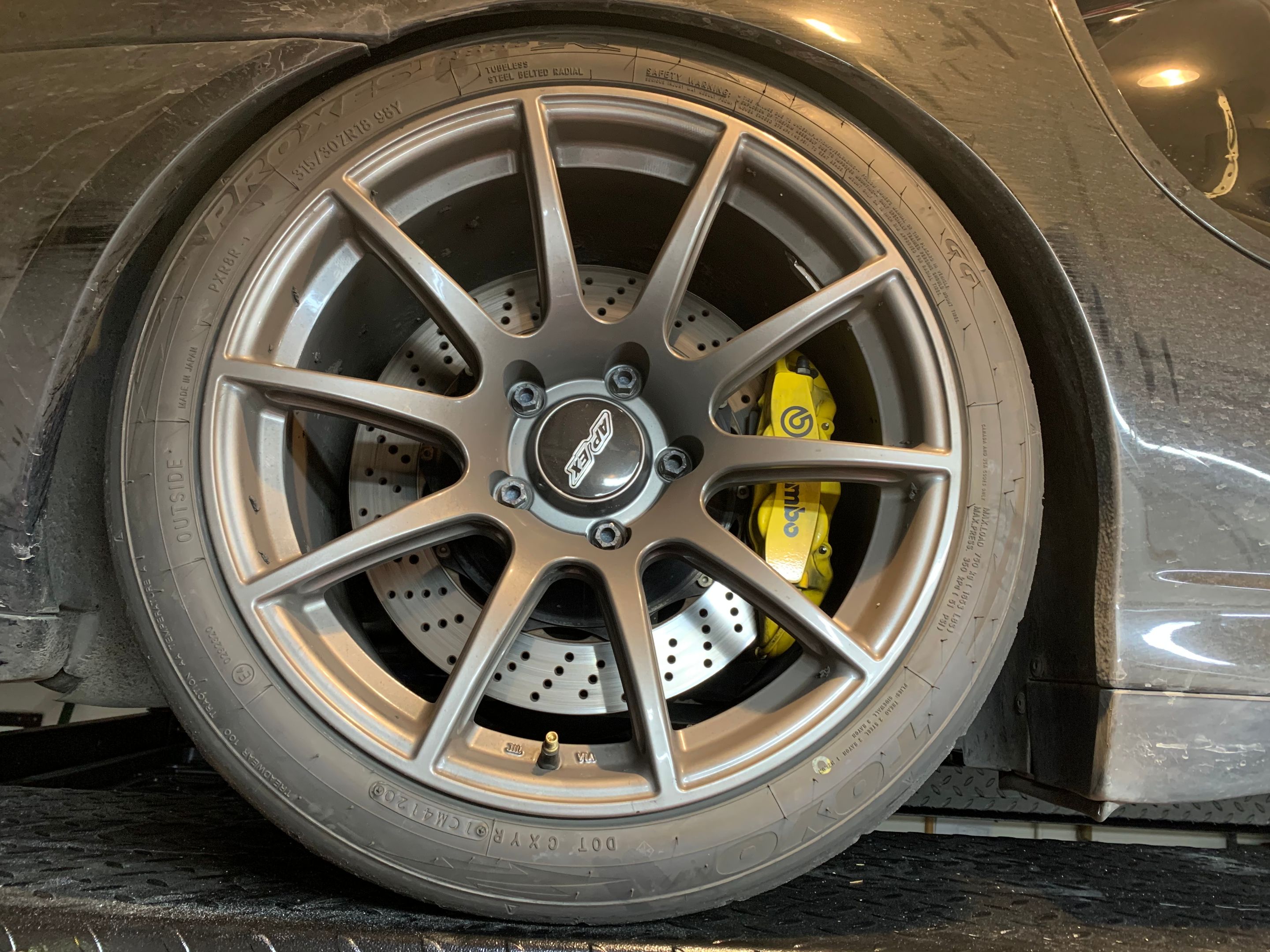 Black Porsche 911 996 GT2 with 18" SM-10 Apex wheels in Anthracite