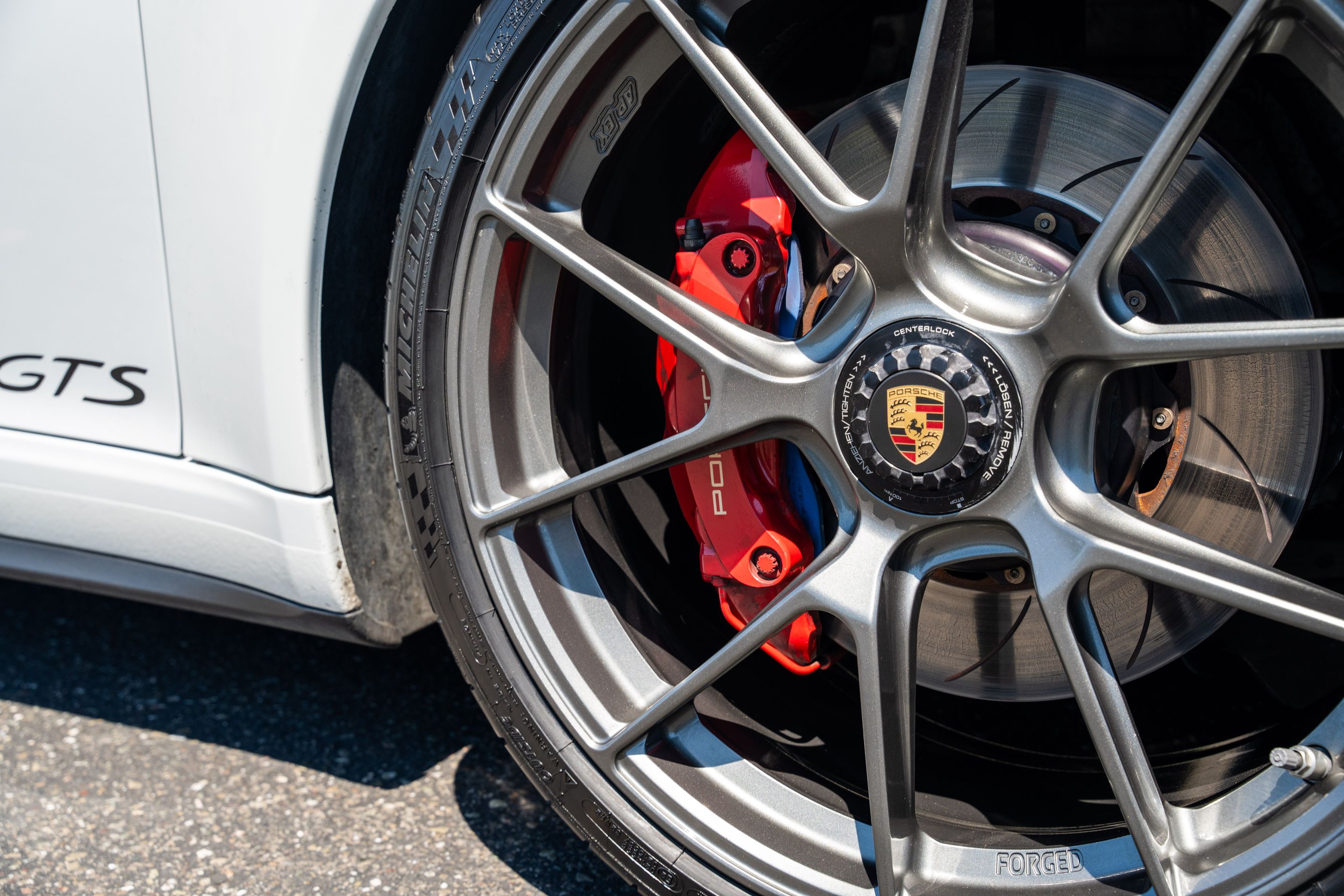 White Porsche 911 991.2 Carrera GTS with 20" VS-5RS Apex wheels in Anthracite