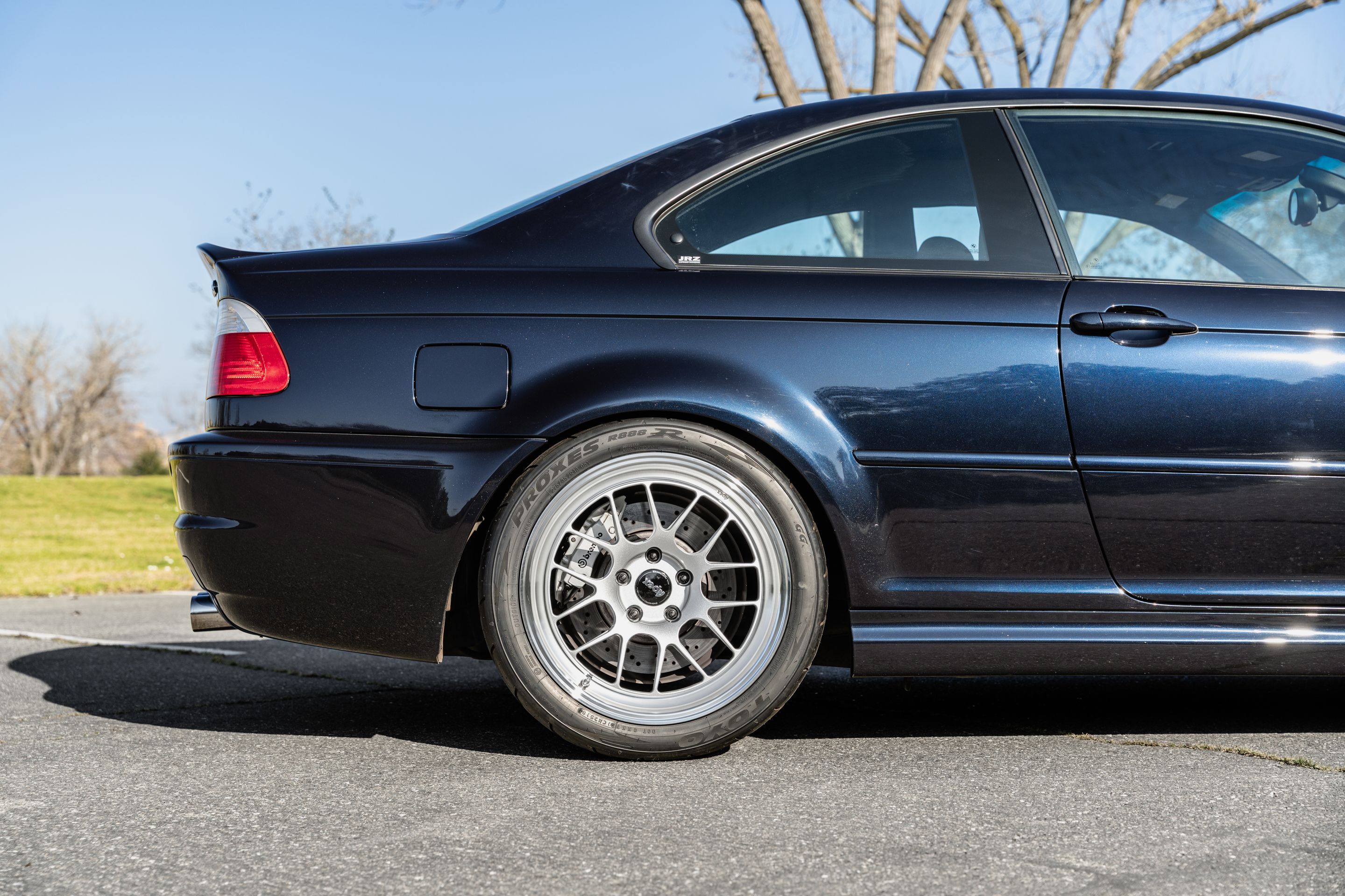 Black BMW E46 M3 with 18" ML-7RT Apex wheels in Machined Lip Race Silver