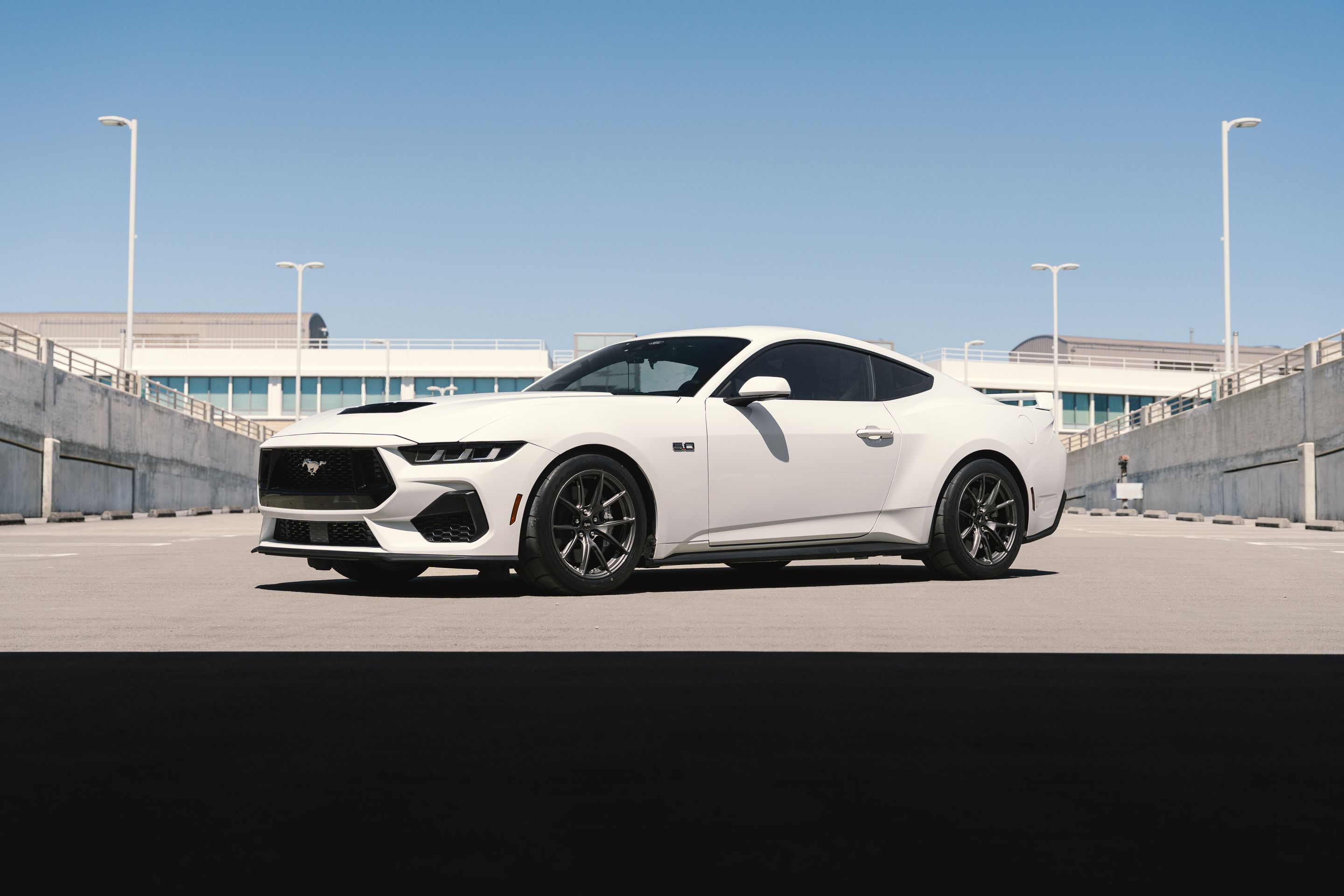 White Ford S650 Mustang GT with 18" VS-5 Apex wheels in Anthracite