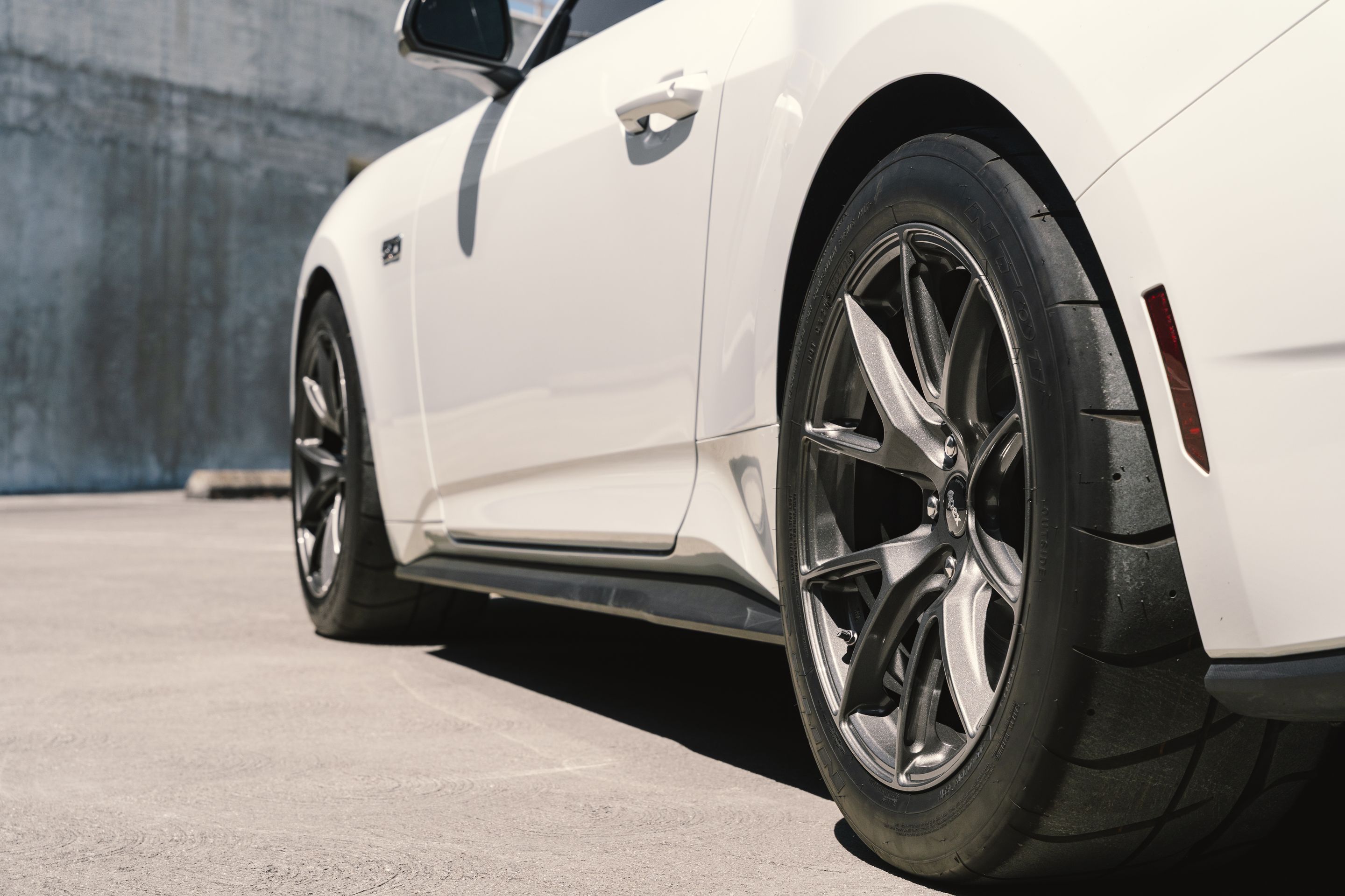 White Ford S650 Mustang GT with 18" VS-5 Apex wheels in Anthracite