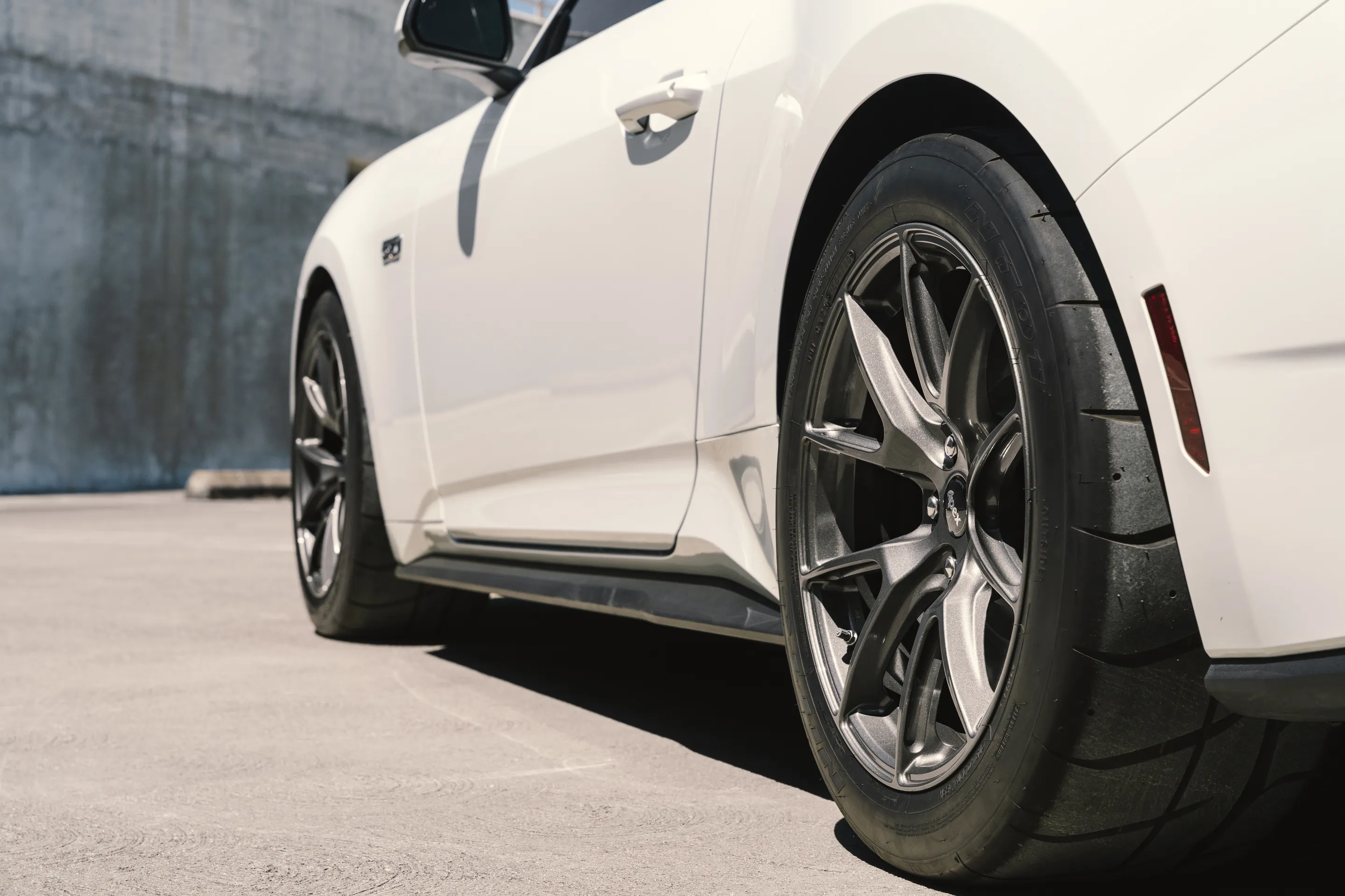 White Ford S650 Mustang GT with 18" VS-5 Apex wheels in Anthracite