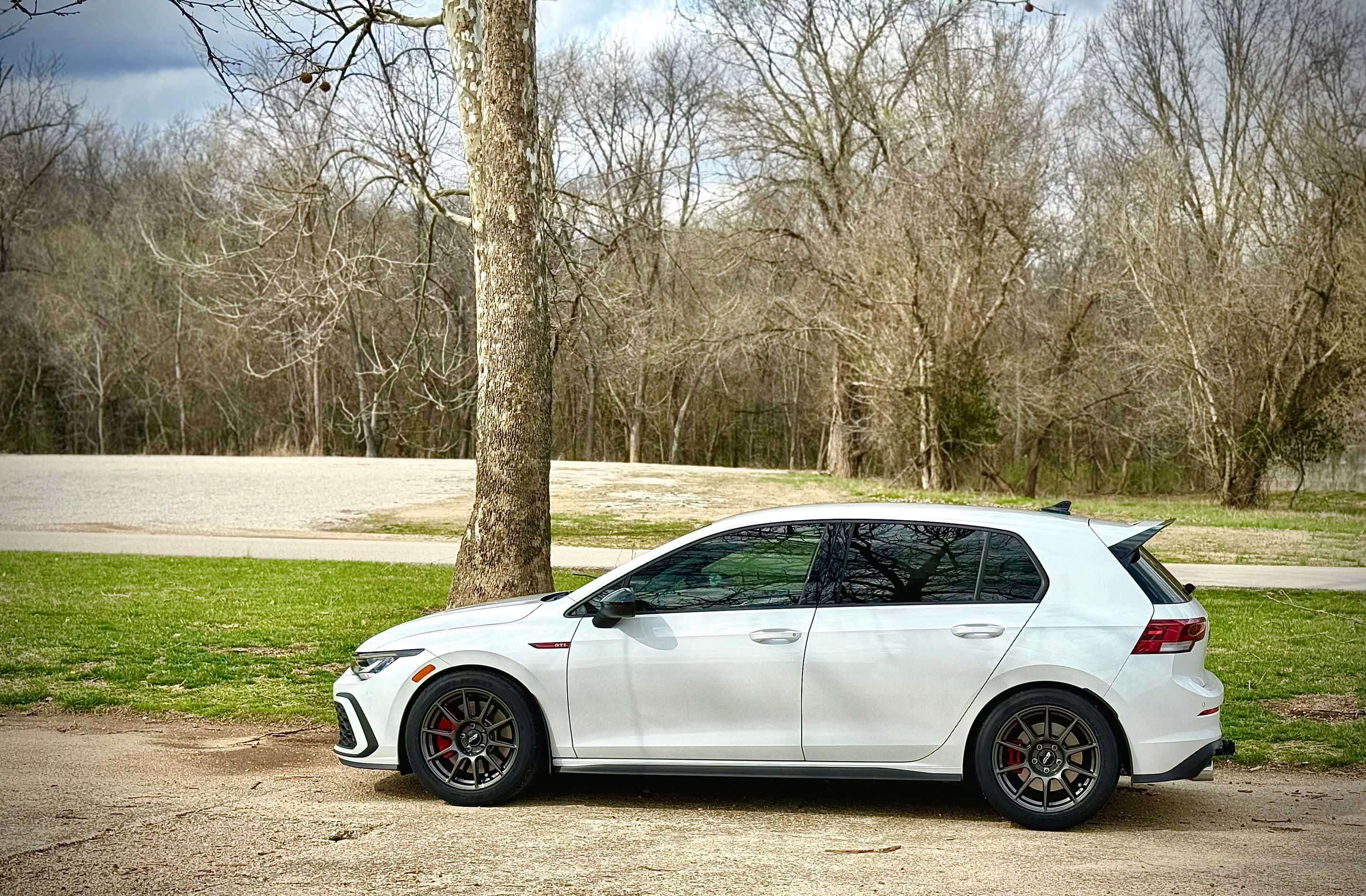 White VW MK8 GTI with 17" SM-10 Apex wheels in Anthracite