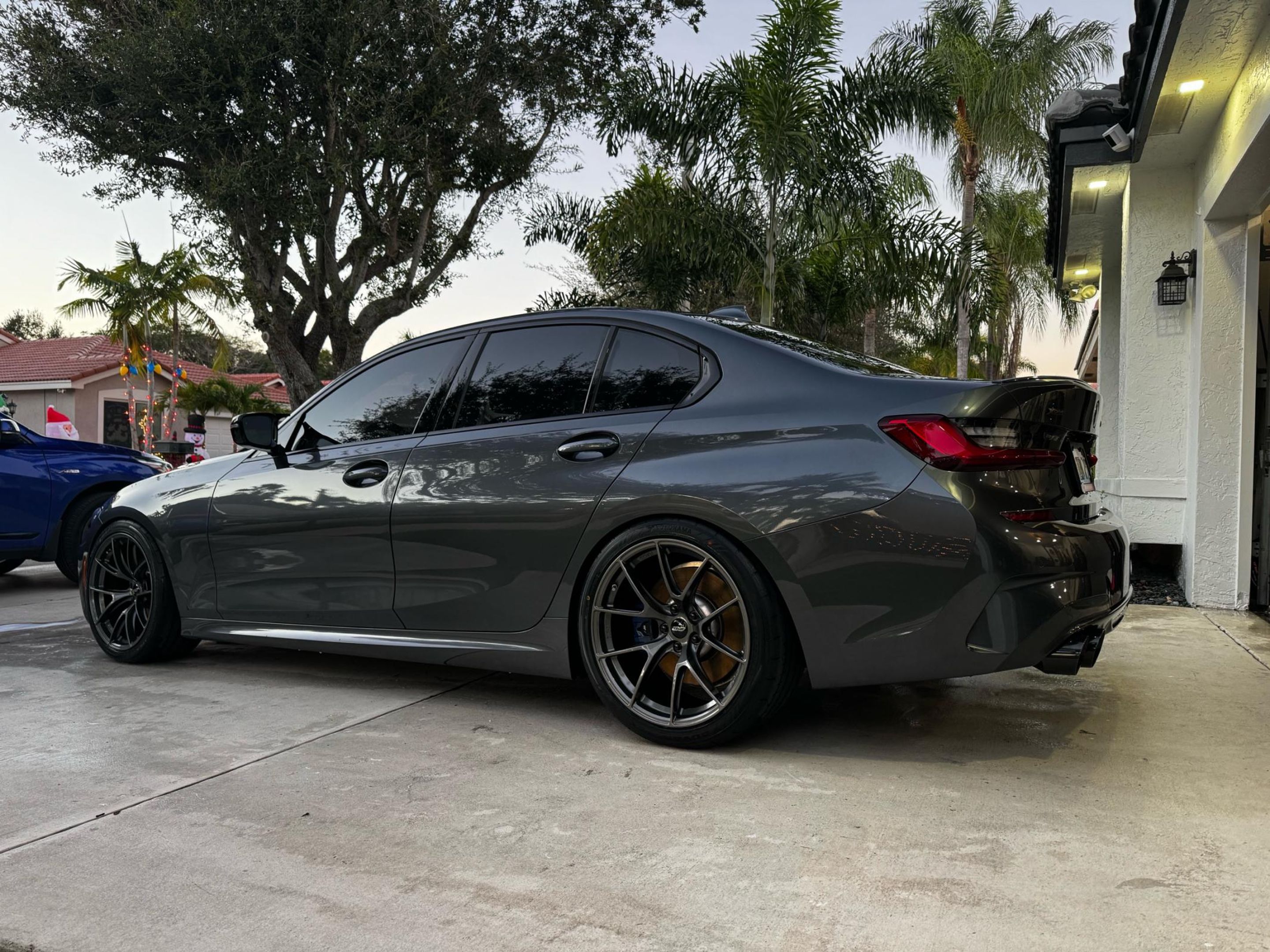 Grey BMW G20 Sedan 3 Series with 19" VS-5RS Apex wheels in Anthracite