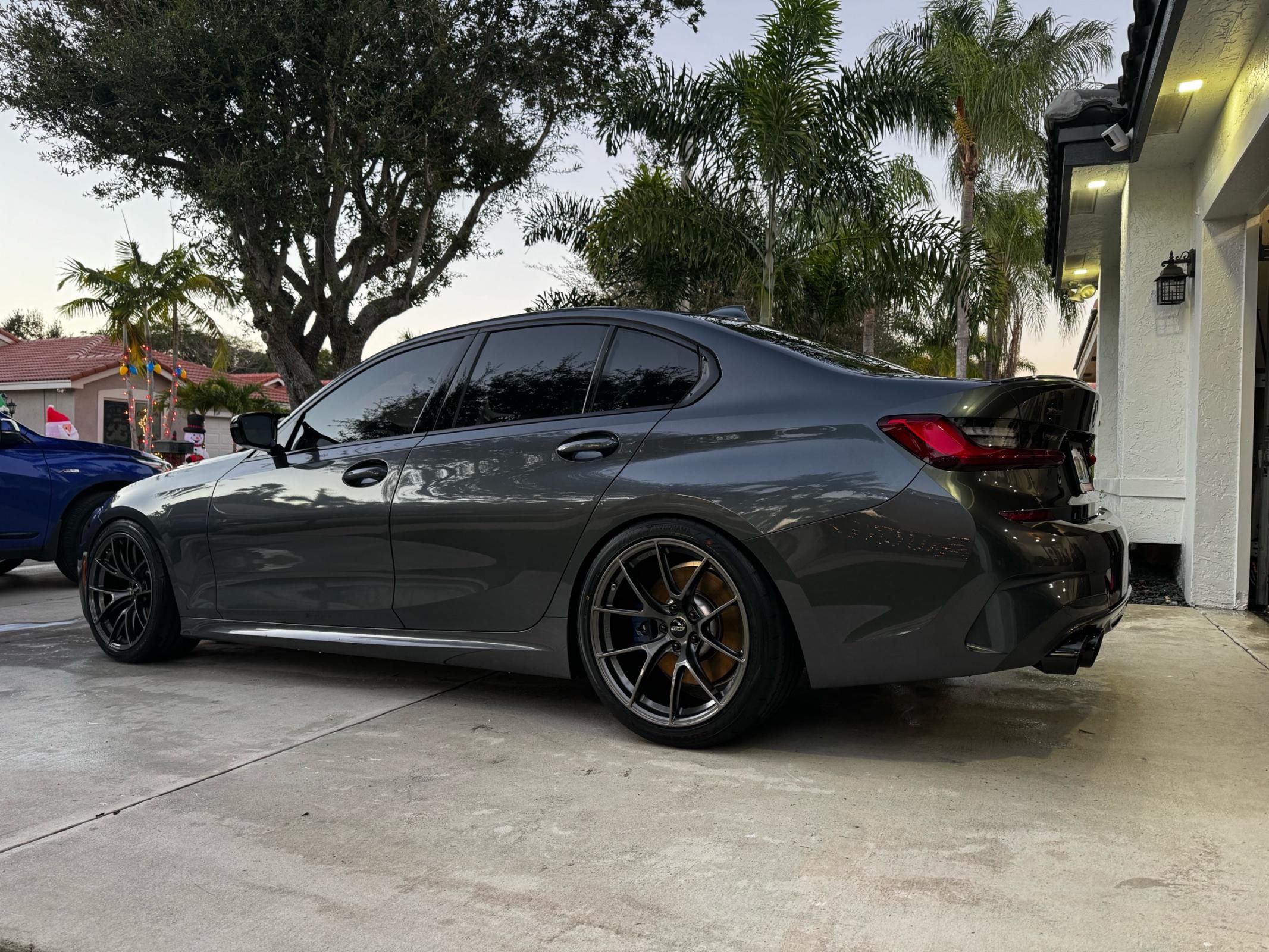Grey BMW G20 Sedan 3 Series with 19" VS-5RS Apex wheels in Anthracite