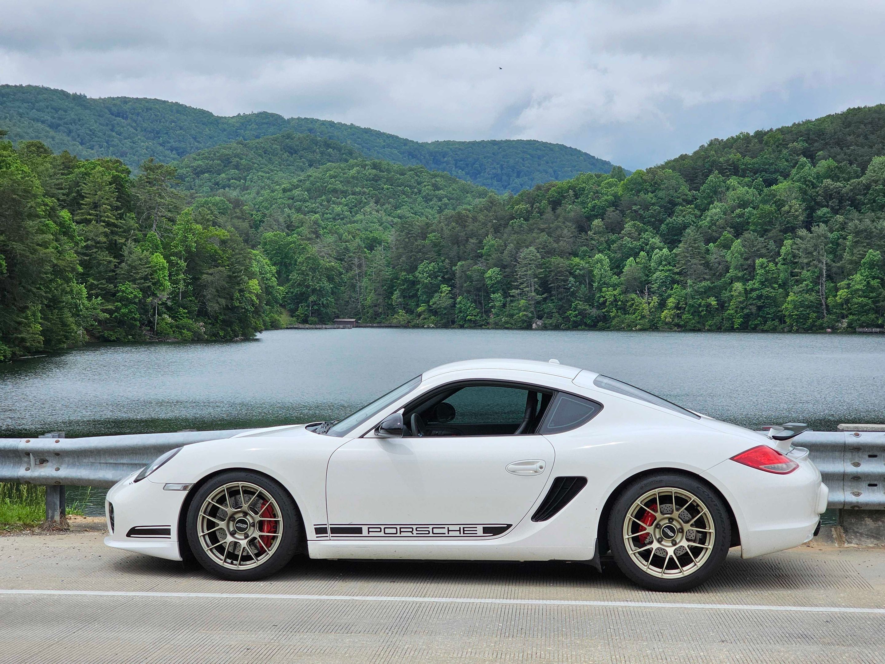 White Porsche 987 Cayman R with 18" EC-7RS Apex wheels in Motorsport Gold