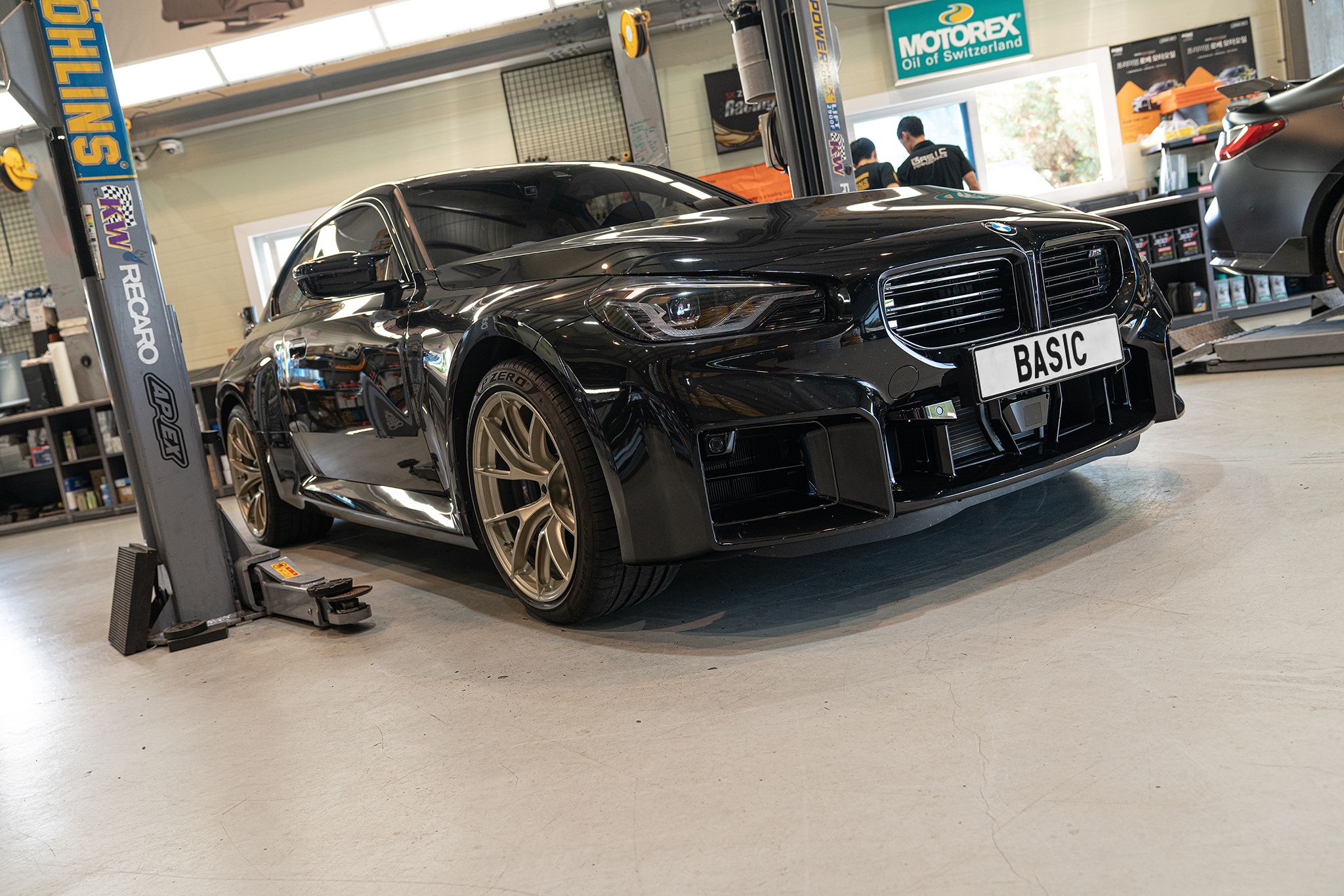 Black BMW G87 M2 with 19"/20" VS-5RS Apex wheels in Motorsport Gold