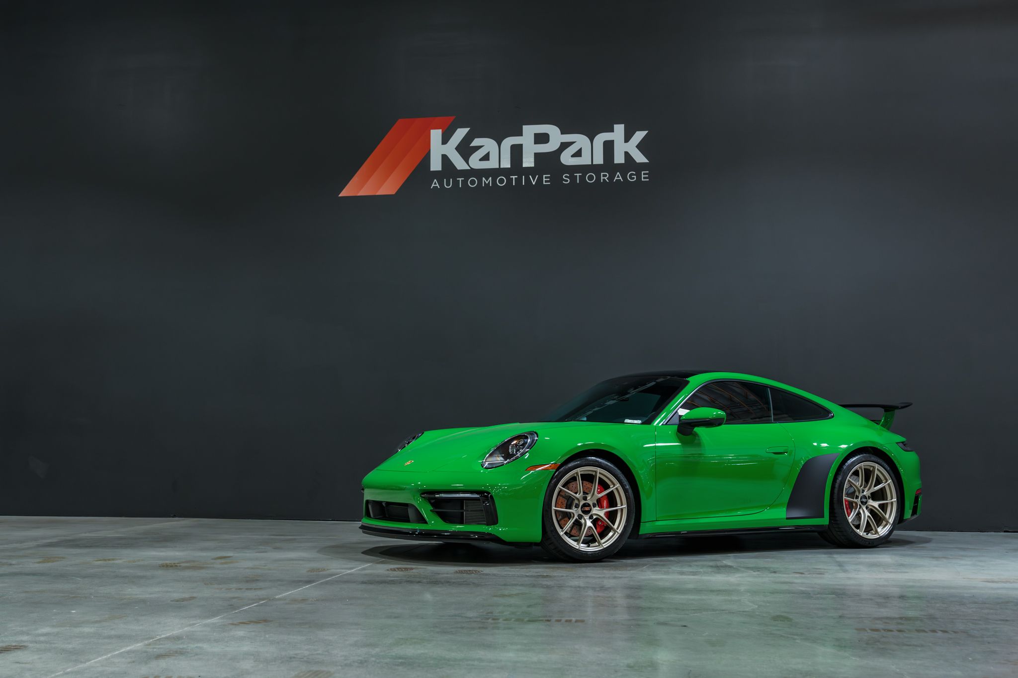 Green Porsche 911 992.1 Carrera S with 19"/20" VS-5RS Apex wheels in Motorsport Gold
