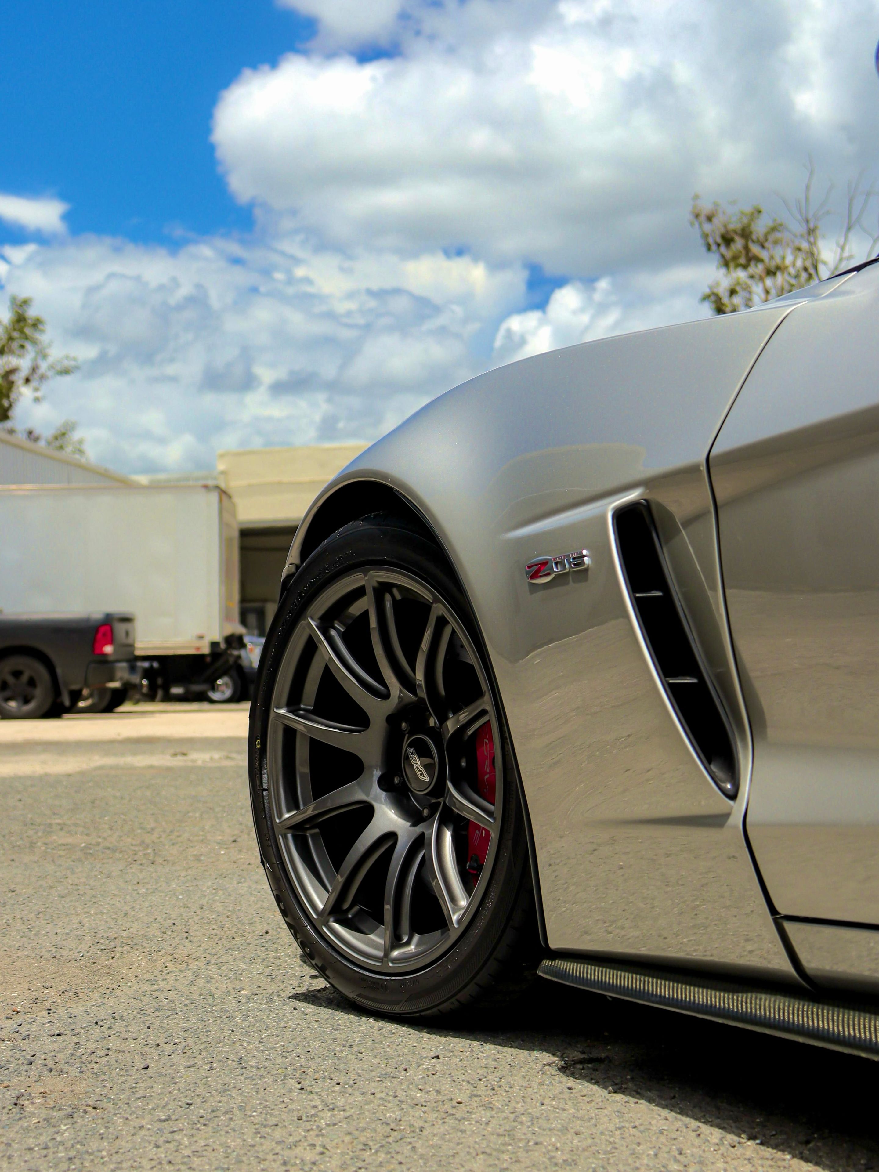 Silver Chevrolet C6 Corvette Z06 with 18" SM-10 Apex wheels in Anthracite