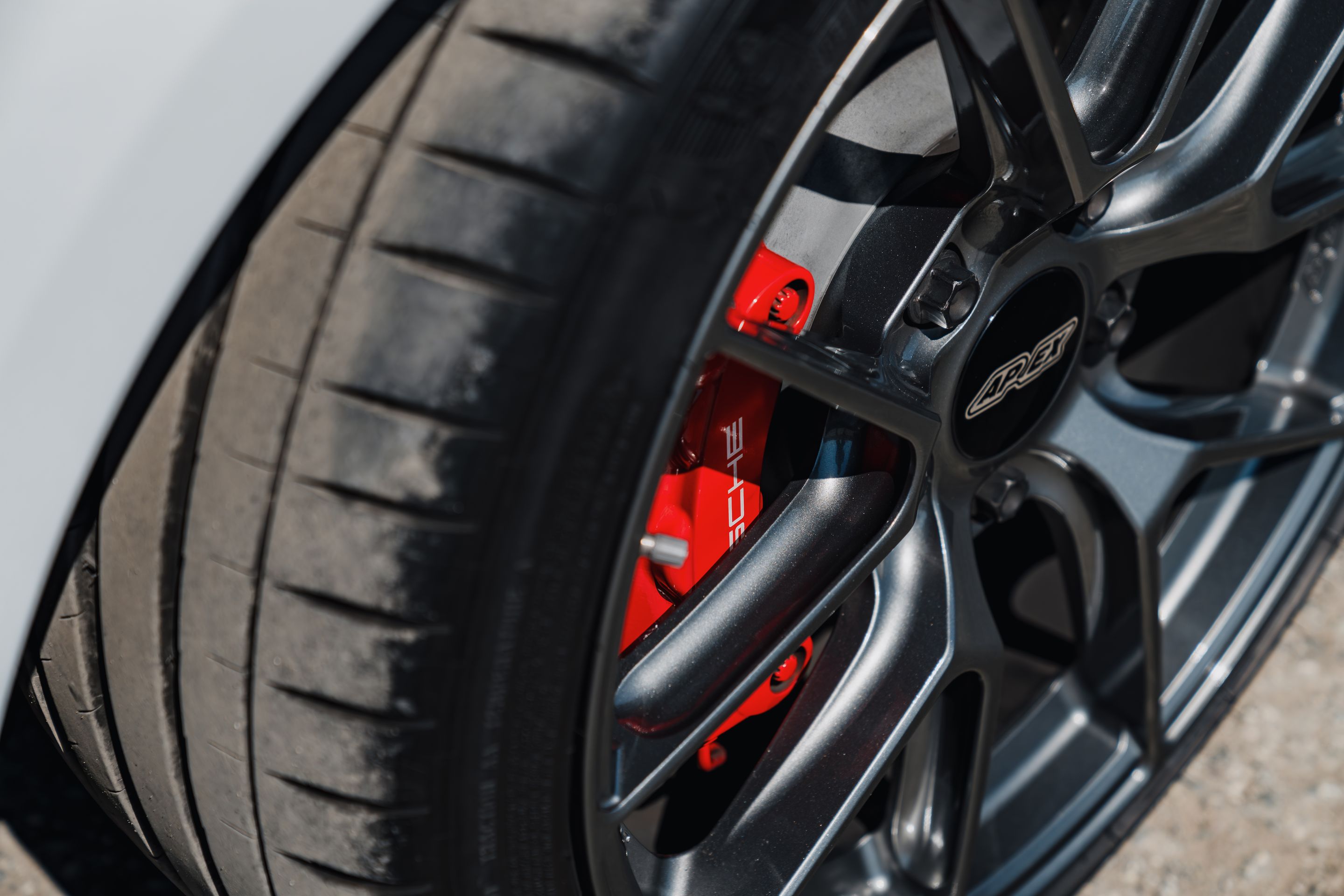 White Porsche 981 Spyder with 19" VS-5RS Apex wheels in Anthracite