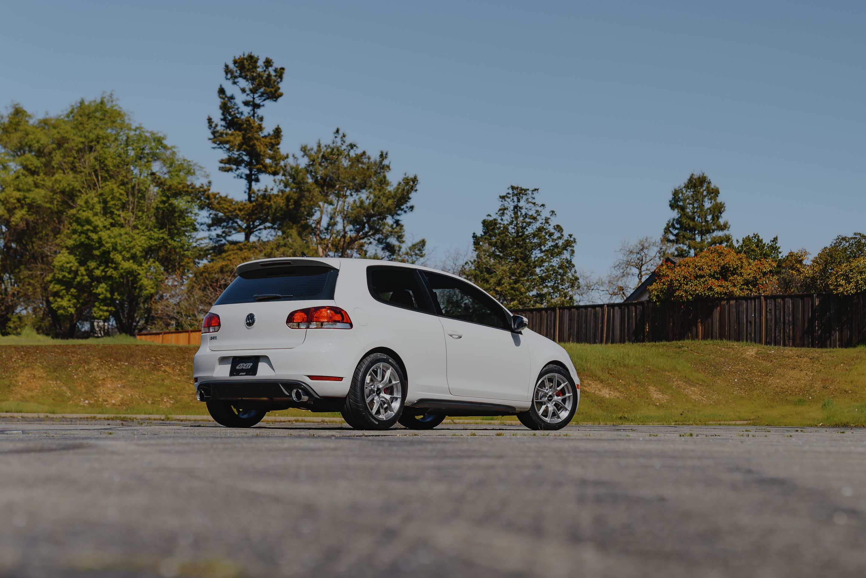White VW MK6 GTI with 17" VS-5RS Apex wheels in Brushed Clear