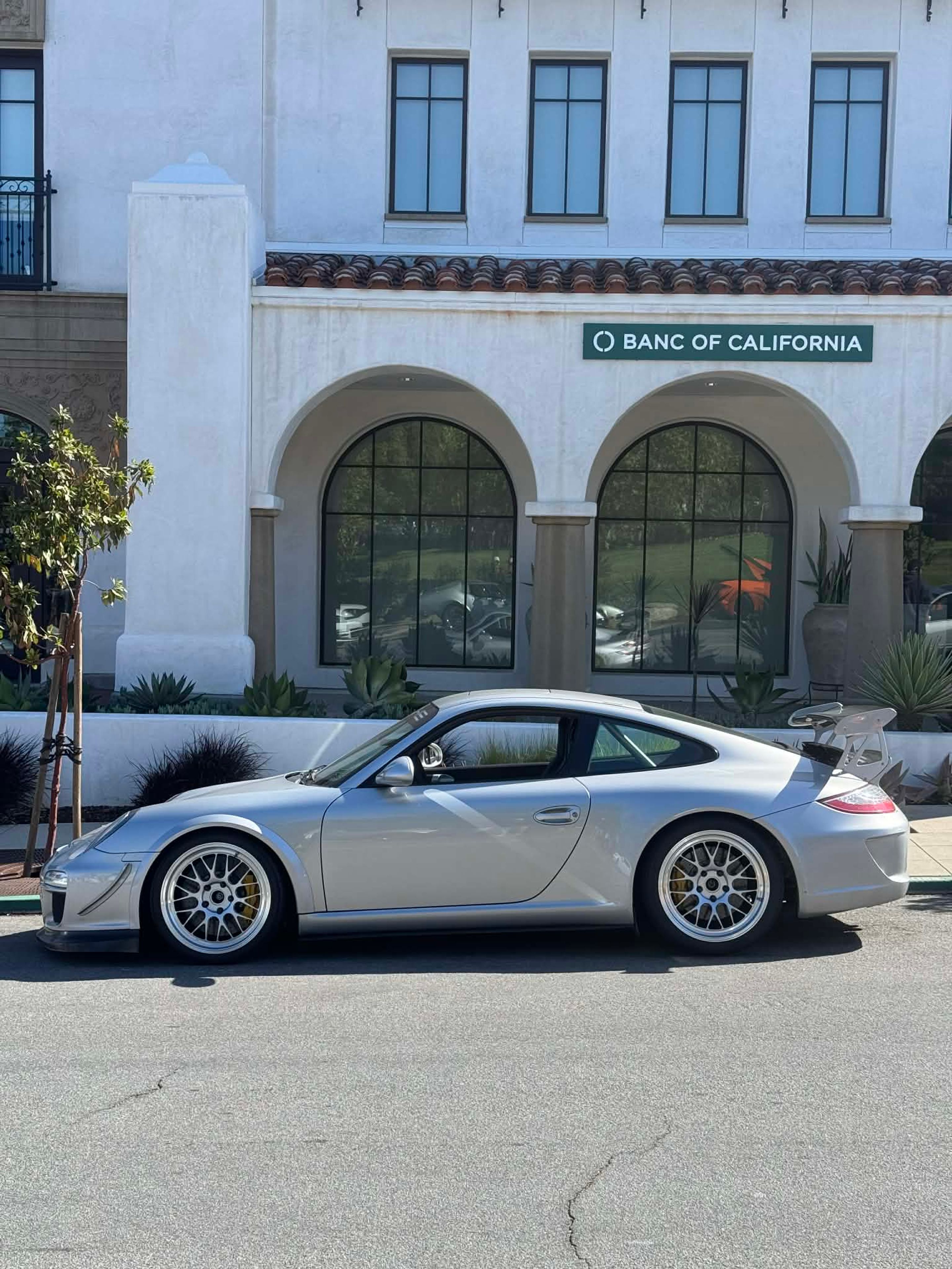 Silver Porsche 911 997 GT3 with 19" ML-10RT Apex wheels in Machined Lip Race Silver