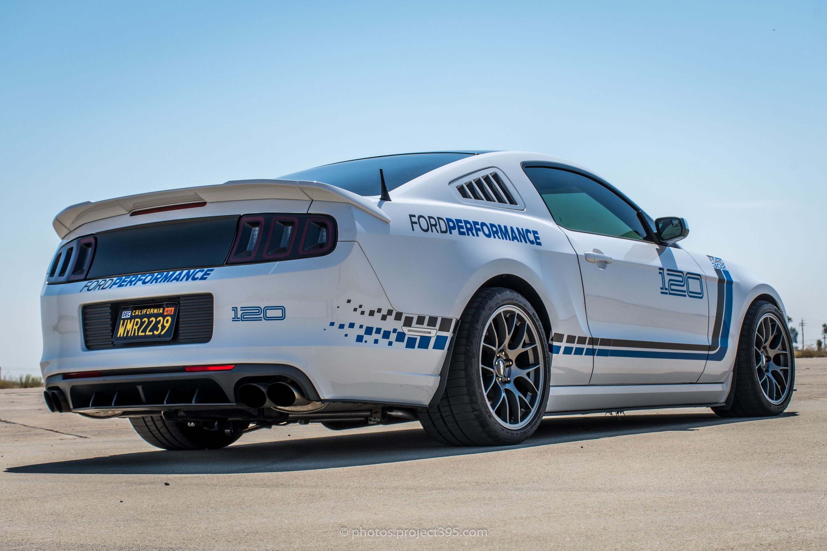 White Ford S197 Mustang GT with 18" EC-7 Apex wheels in Anthracite