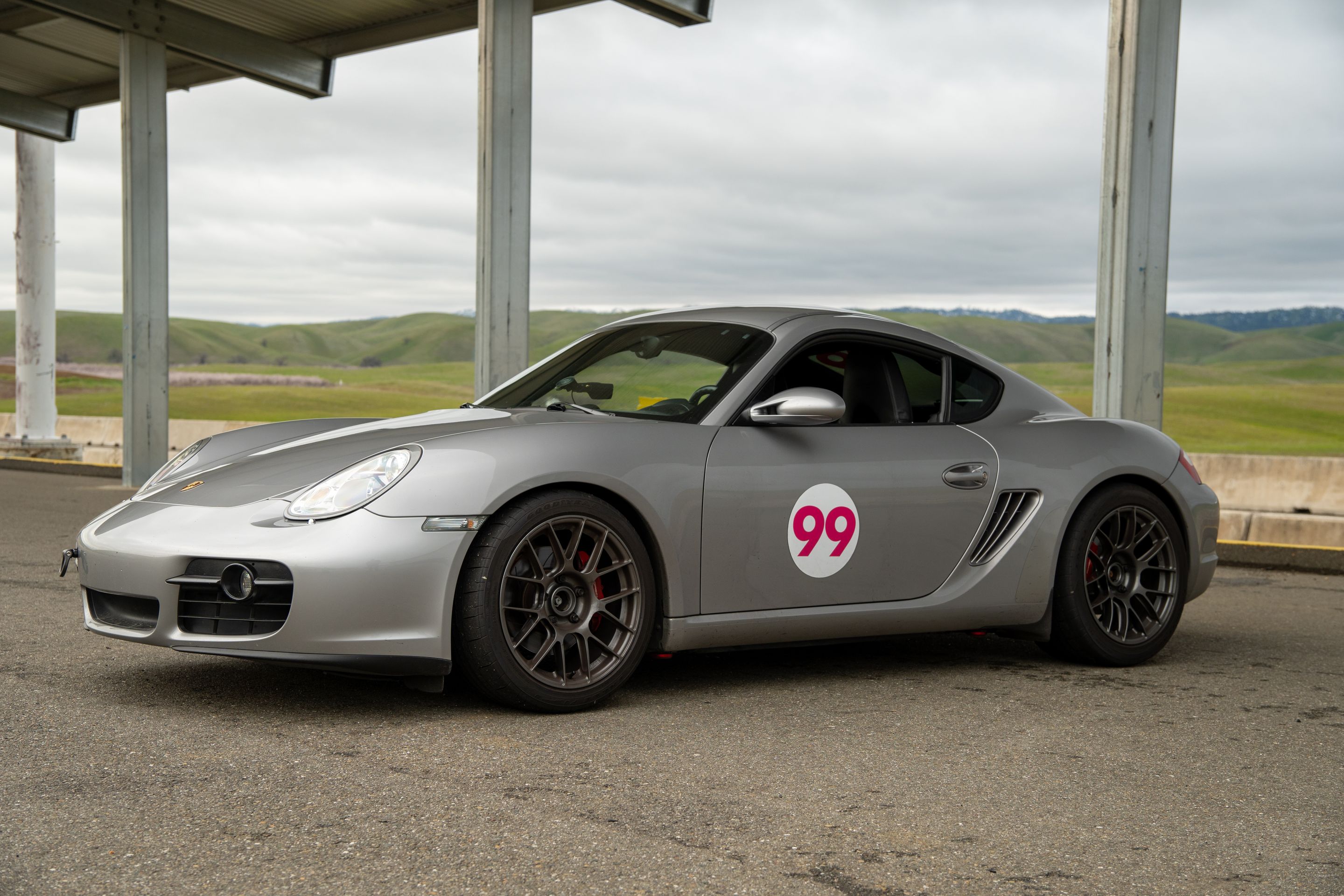 Silver Porsche 987 Cayman S with 18" EC-7RS Apex wheels in Anthracite