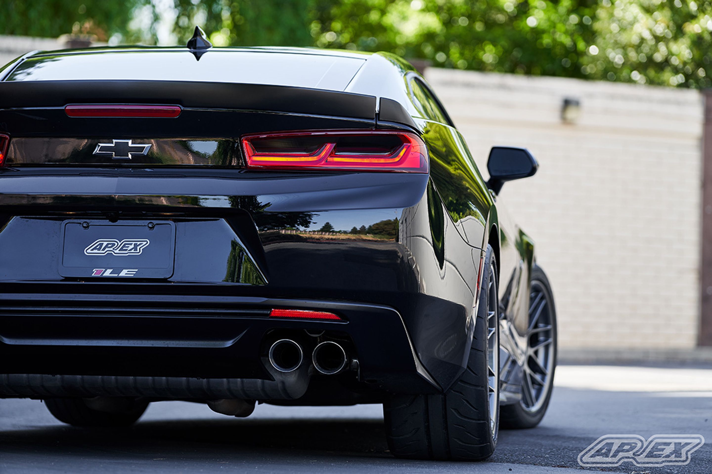 Black Chevrolet 6th Gen Camaro SS 1LE with 19" ARC-8 Apex wheels in Anthracite
