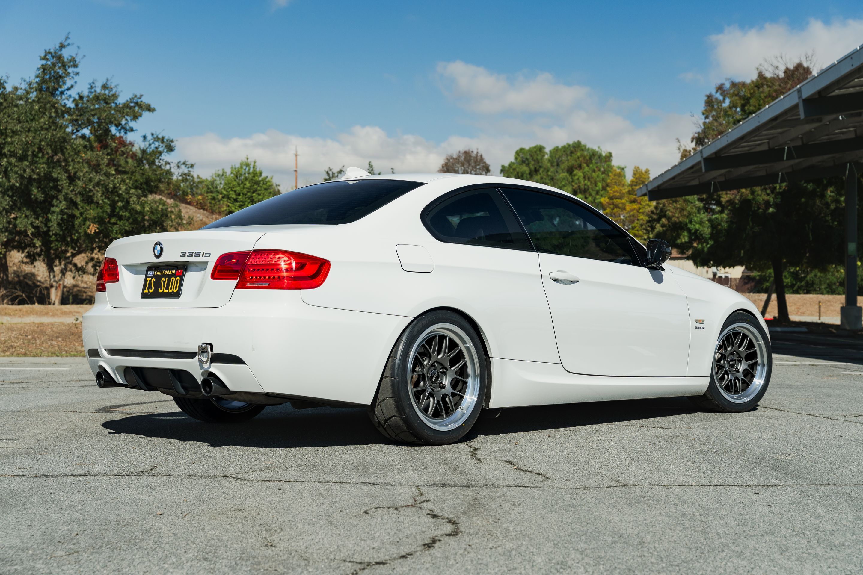 White BMW  3 Series with 18" ML-7RT Apex wheels in Machined Lip Anthracite