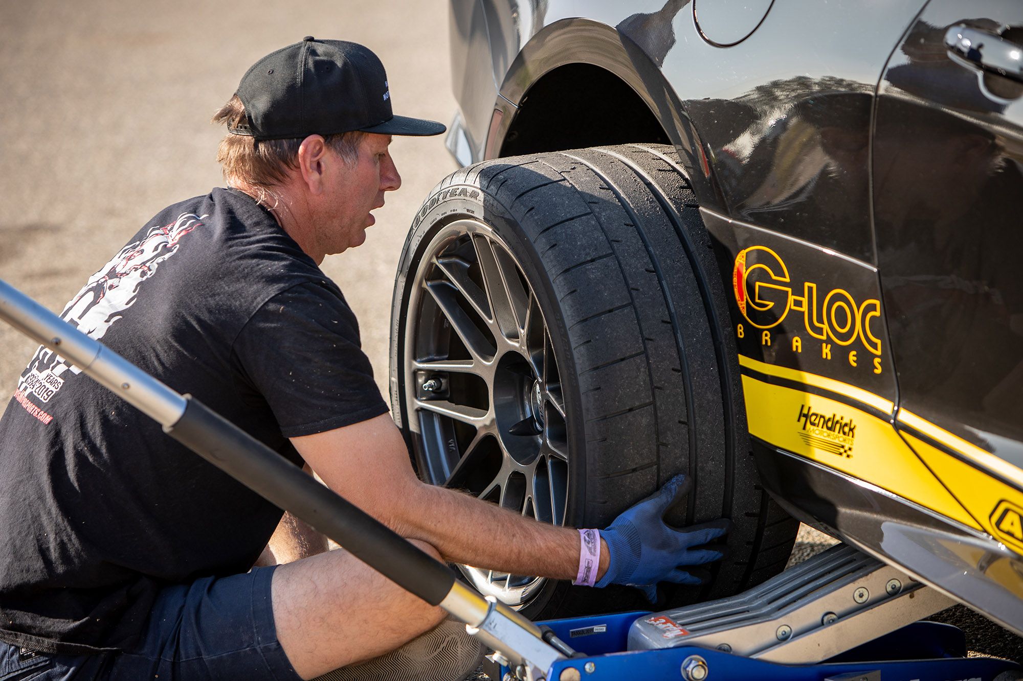 Black Chevrolet 6th Gen Camaro ZL1 1LE with 19" ARC-8 Apex wheels in Anthracite