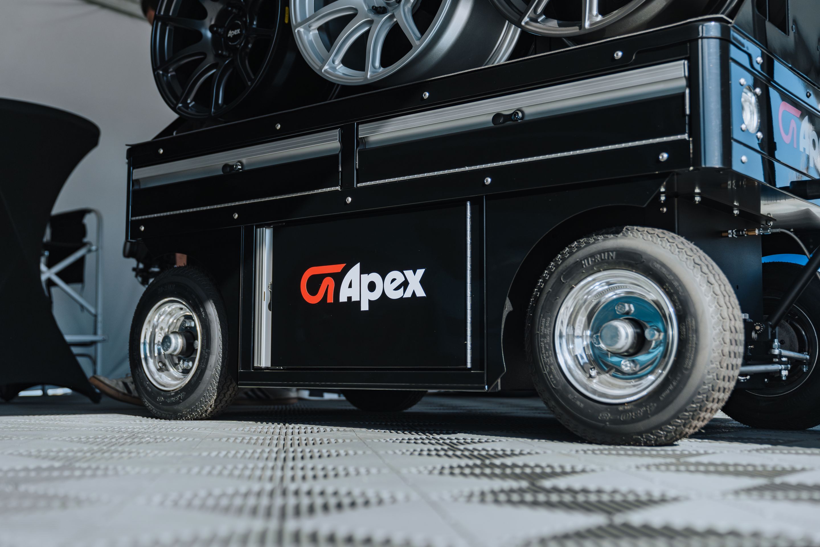 White Porsche 911 996 GT2 with 18" EC-7RS Apex wheels in Anthracite