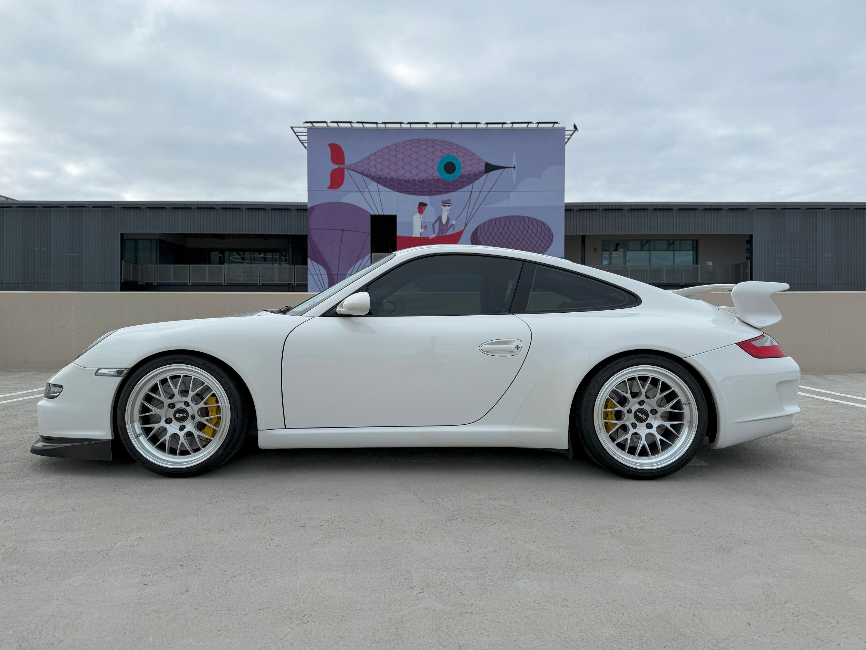 White Porsche 911 997 GT3 with 19" ML-10RT Apex wheels in Machined Lip Brushed Clear