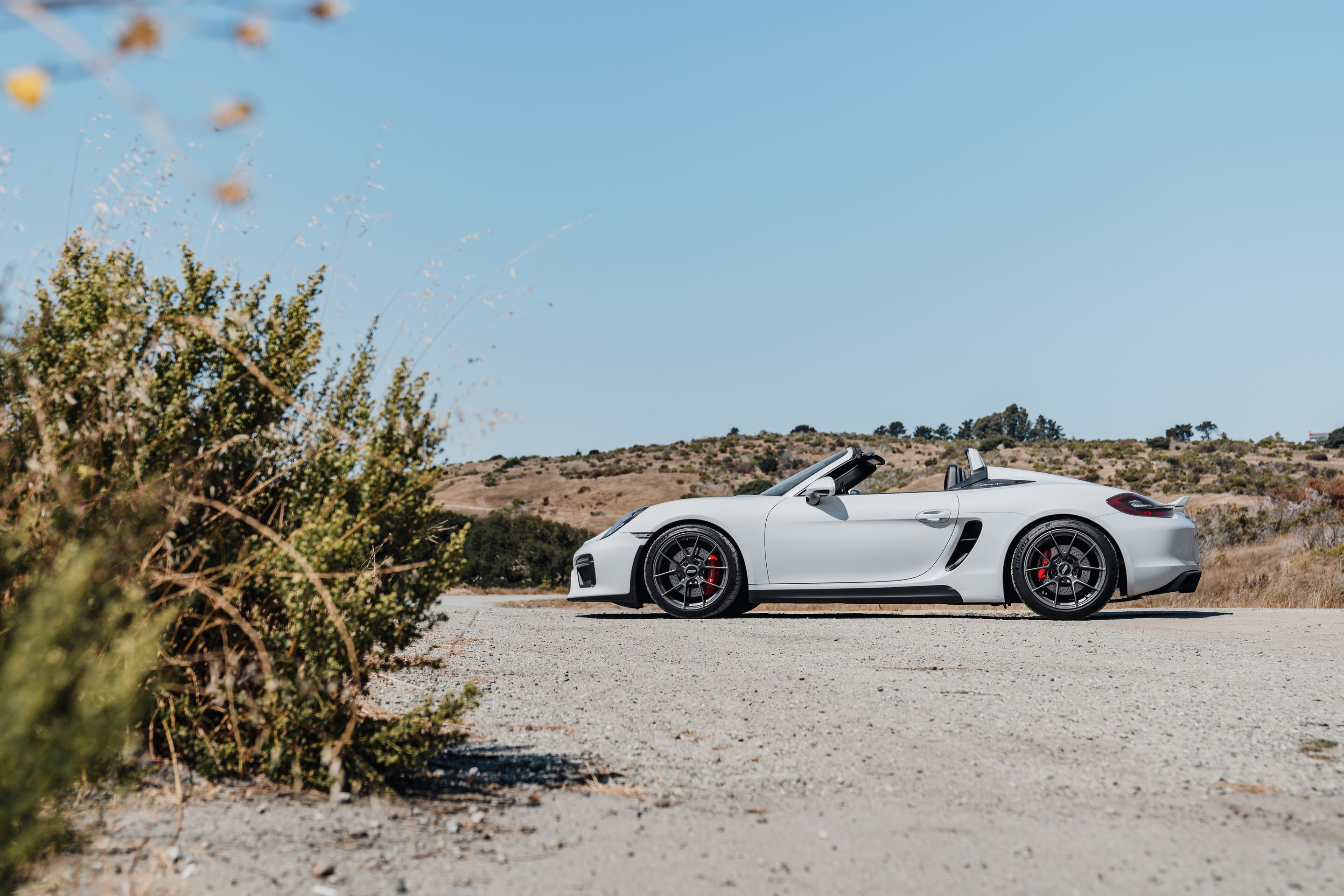 White Porsche 981 Spyder with 19" VS-5RS Apex wheels in Anthracite