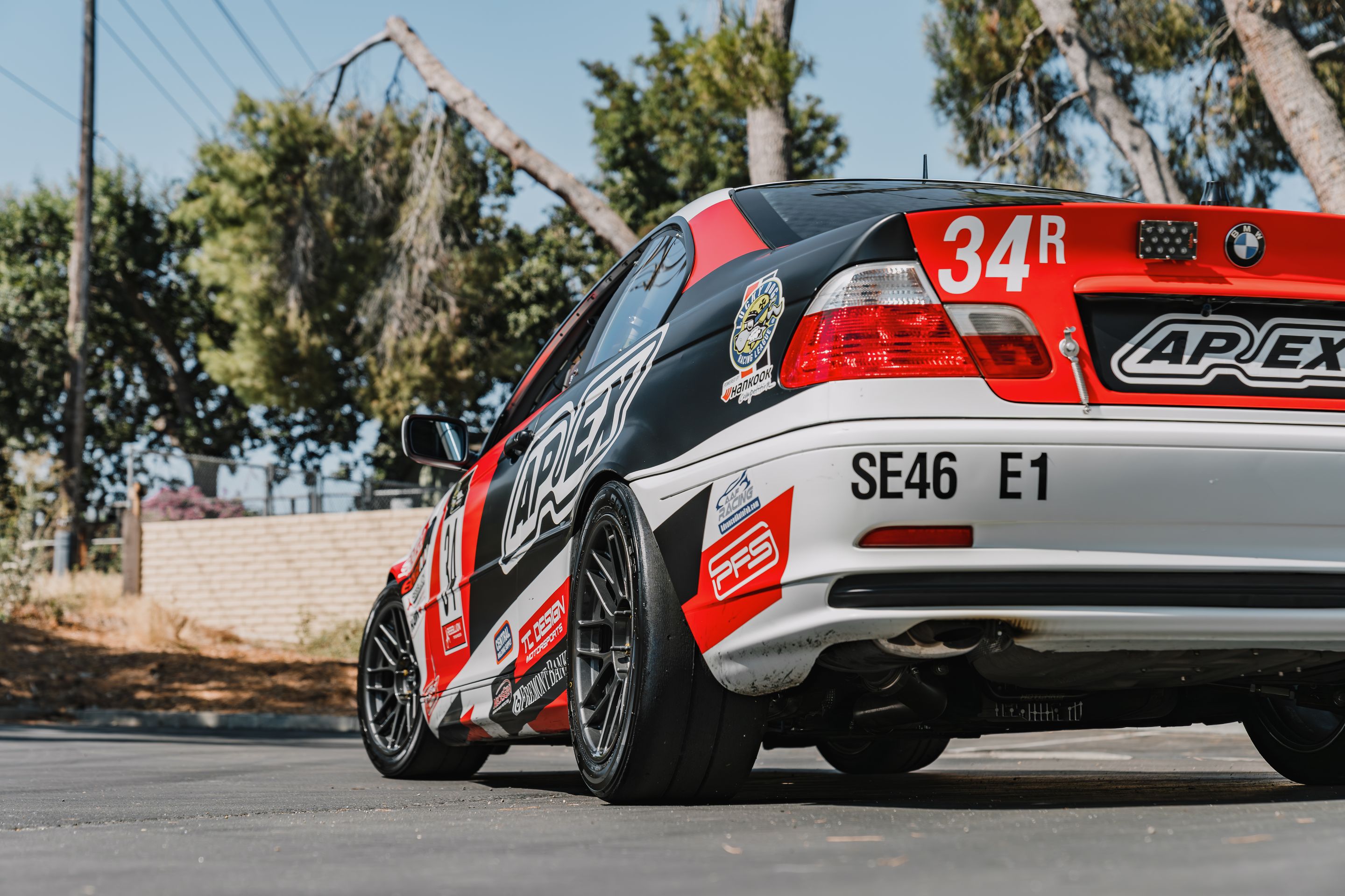 Race Livery BMW E46 3 Series with 17" ARC-8RT Apex wheels in Anthracite