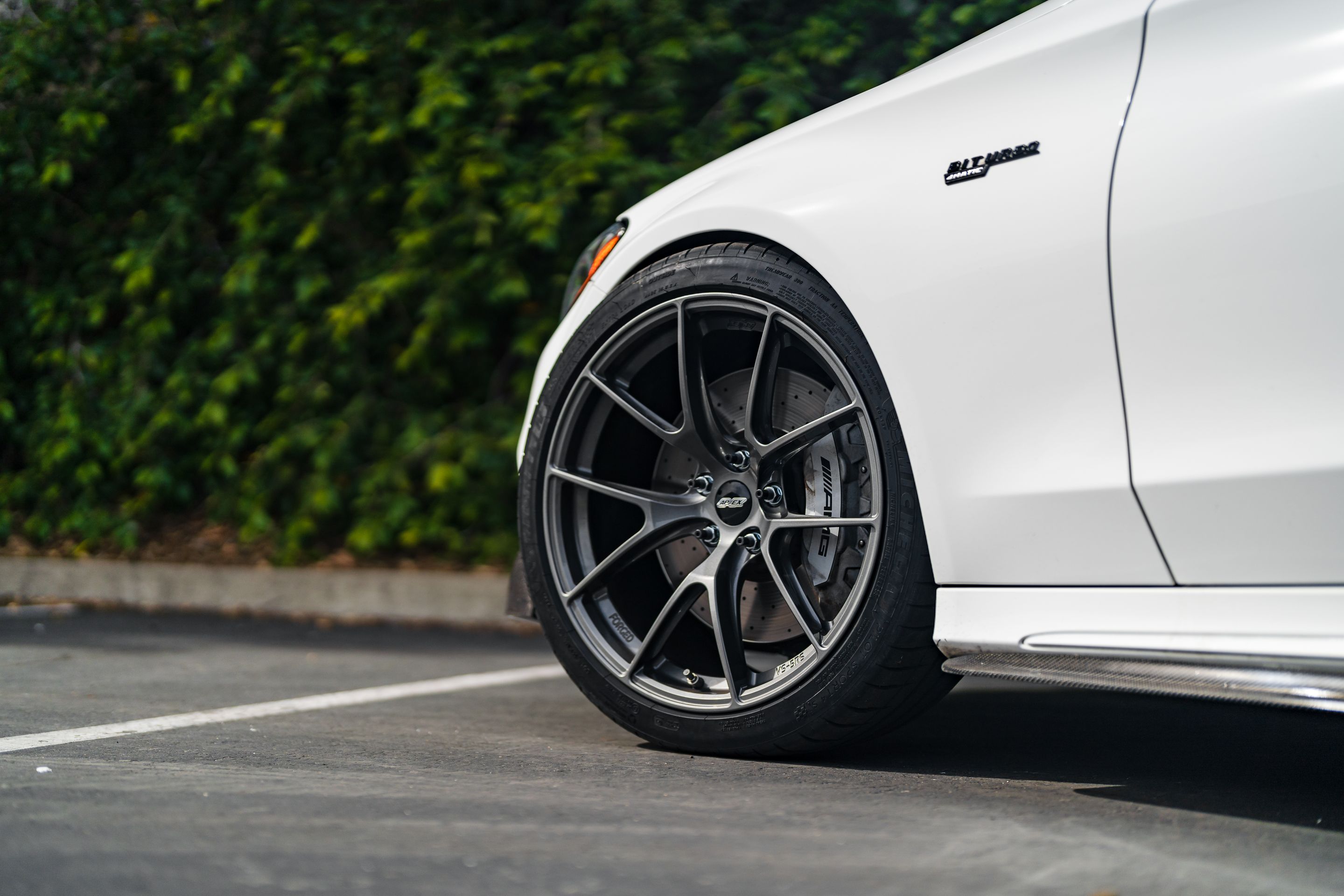 White Mercedes-Benz BR205 C-Class AMG with 19" VS-5RS Apex wheels in Anthracite