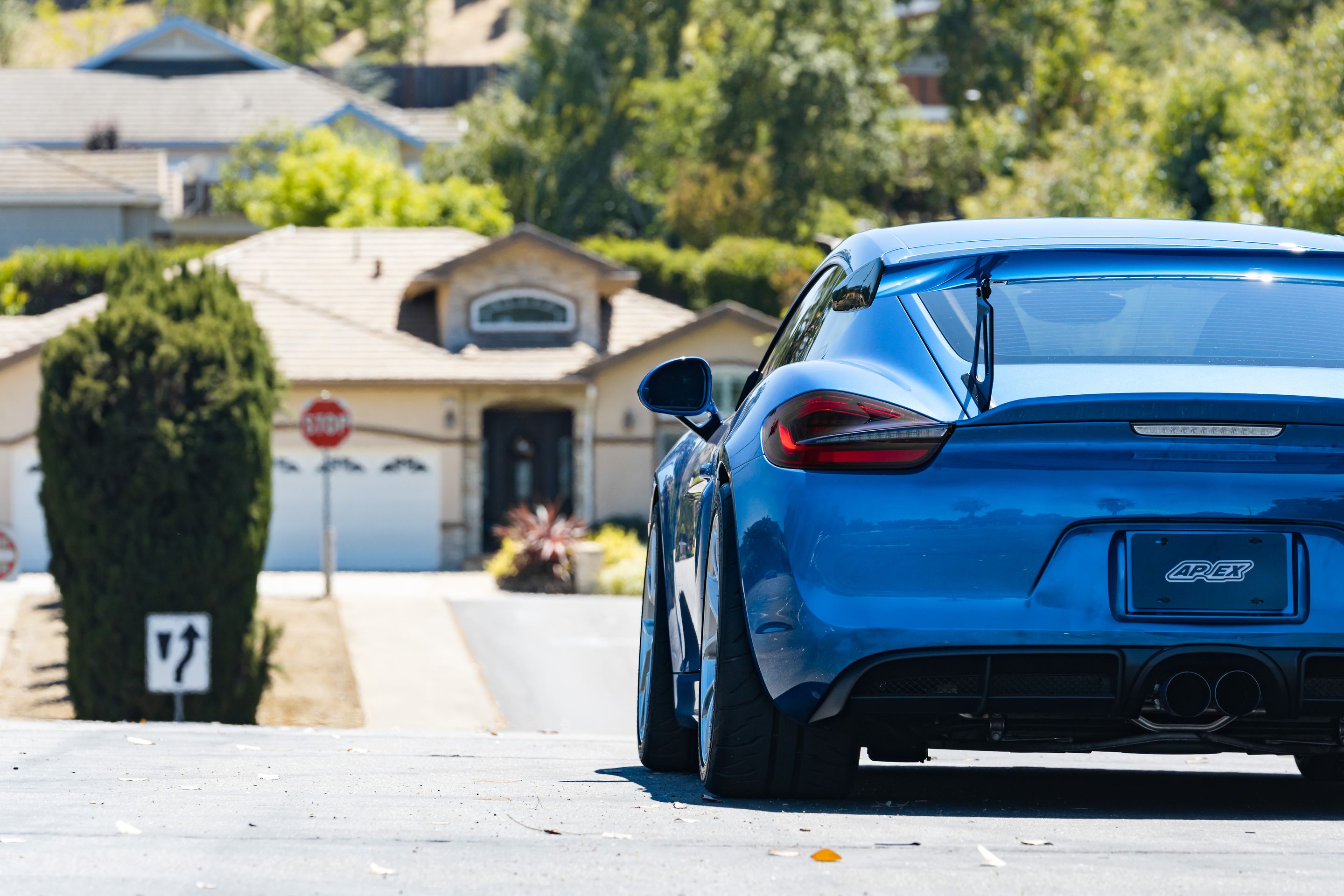 Blue Porsche 981 Cayman GT4 with 19" VS-5RS Apex wheels in Brushed Clear