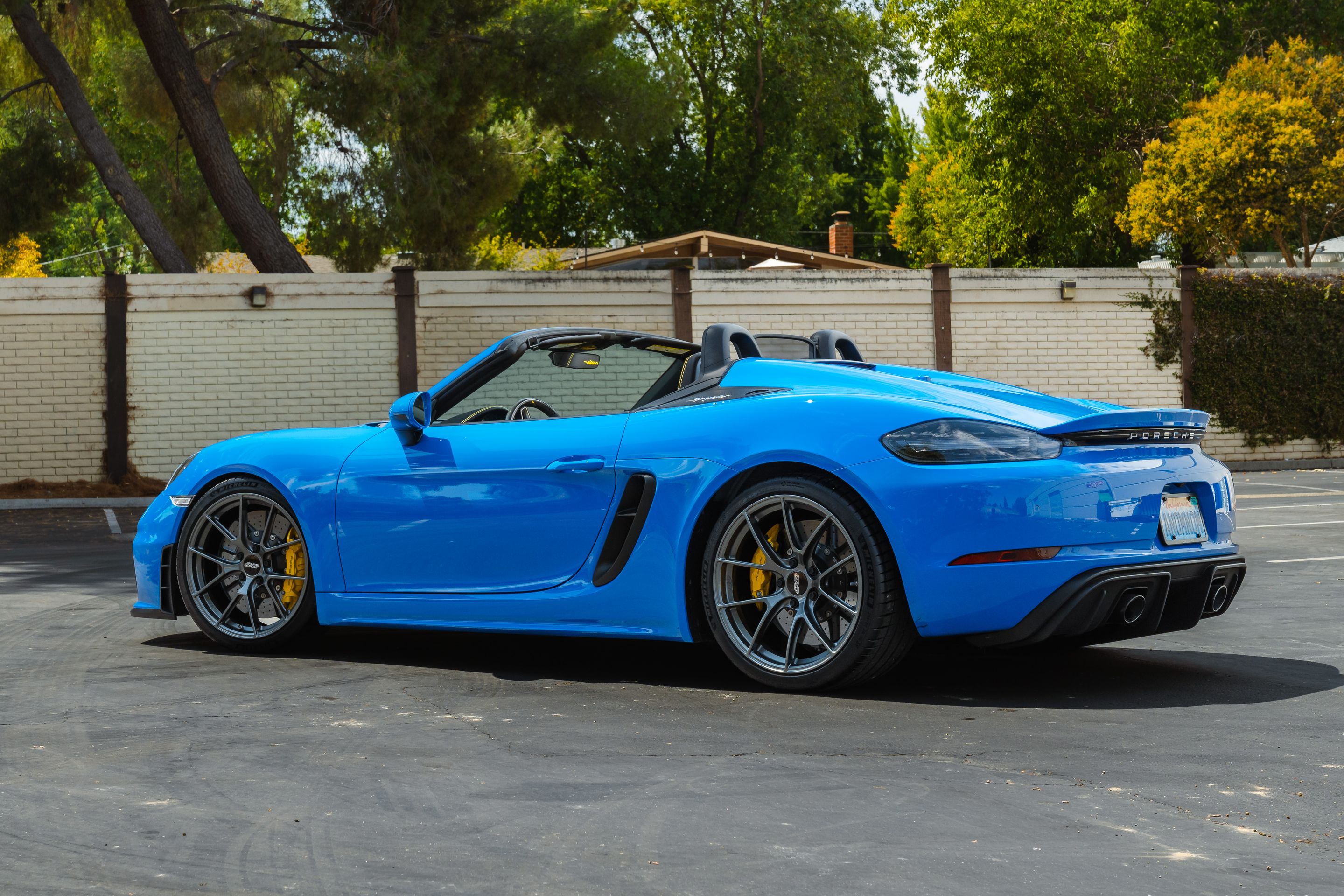 Blue Porsche 718 Spyder with 20" VS-5RS Apex wheels in Anthracite
