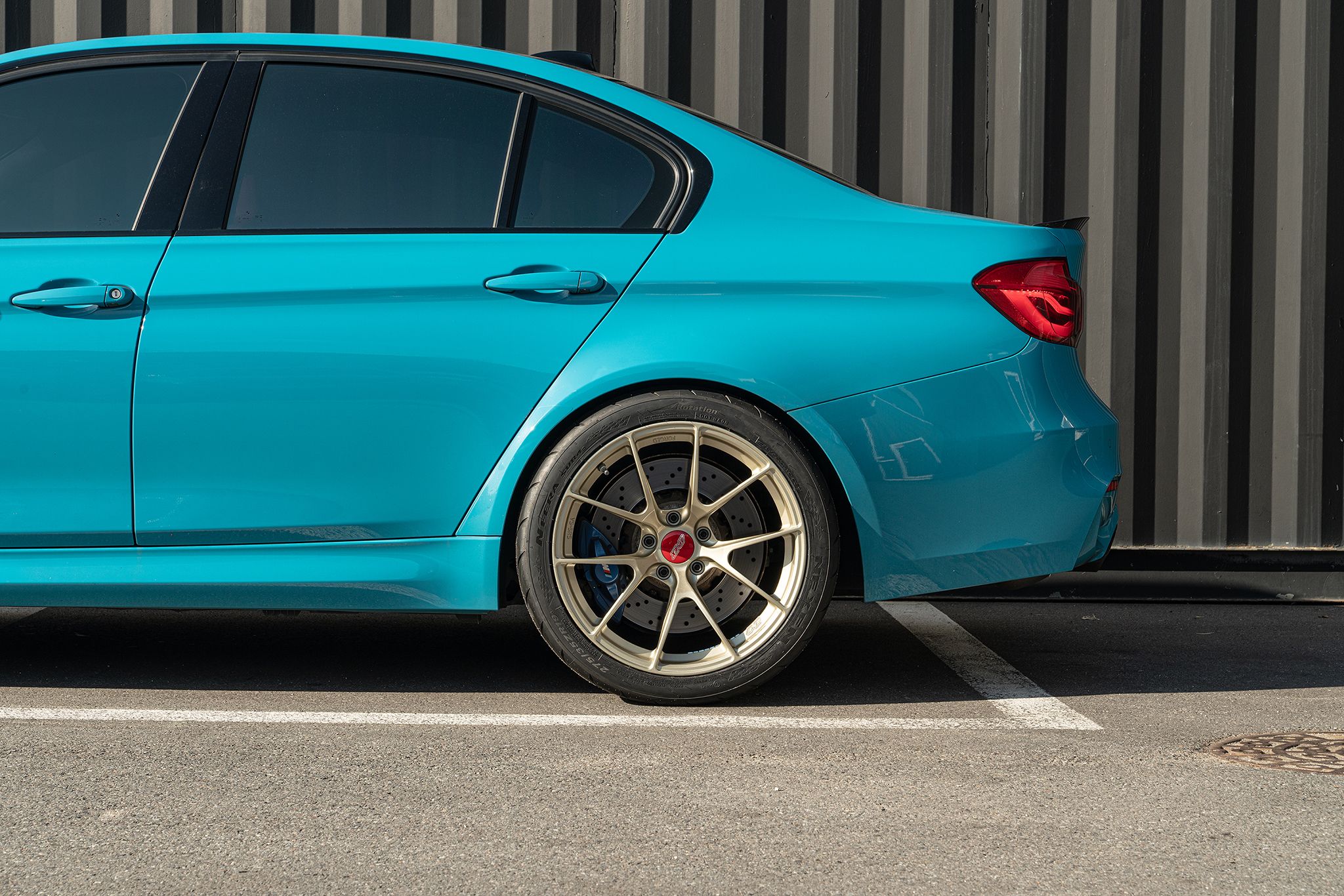 Blue BMW F80 M3 with 19" VS-5RS Apex wheels in Motorsport Gold